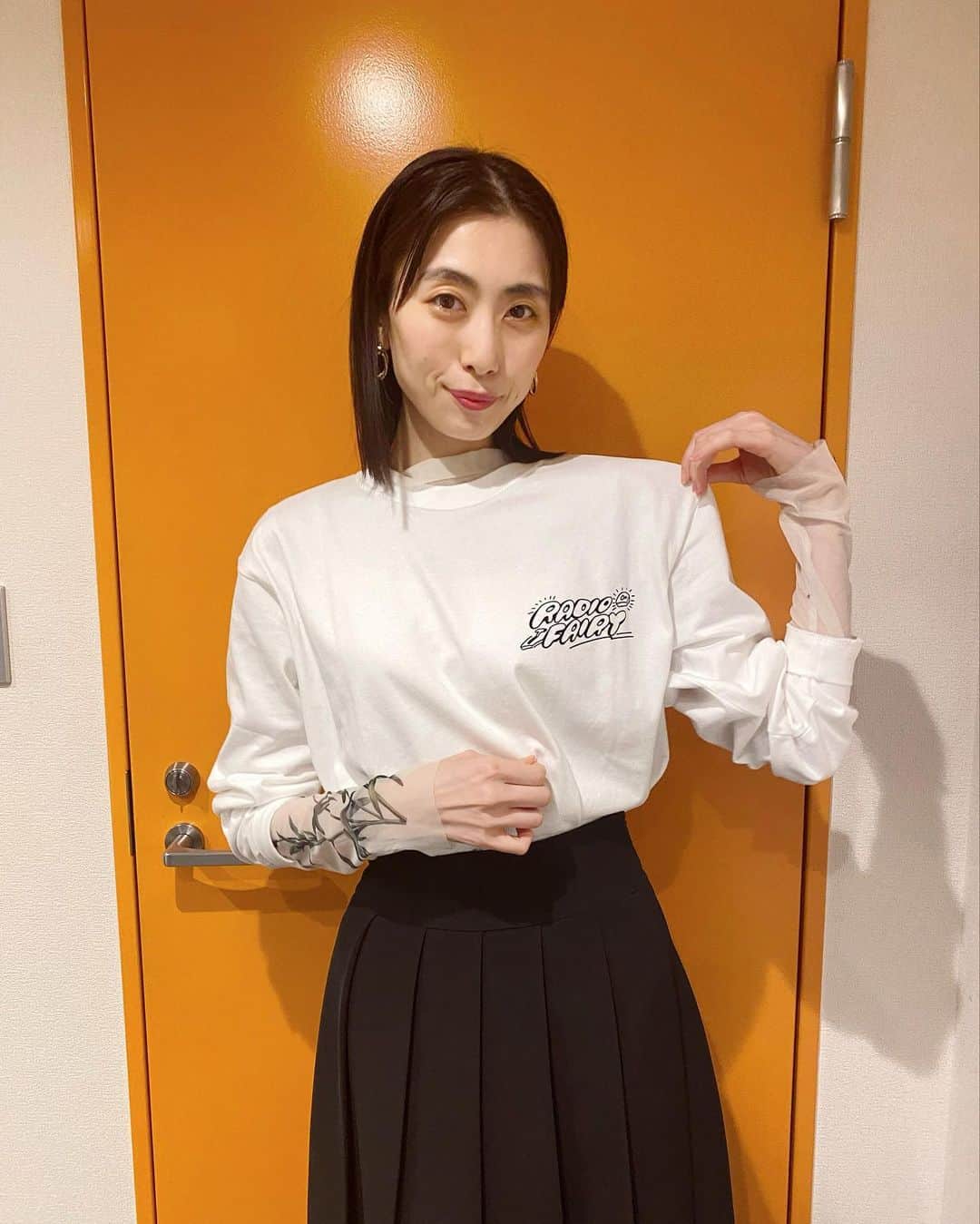 丹生美保のインスタグラム：「. 今日はラジオのお仕事でして、 ラジオの現場にはラジオの服でしょってことでして、 むかいの喋り方のイベントTシャツ着てったんだ💕🐼  ラジオの放送日は後々お知らせしますので 出来る人は首を短くしたり長くしたりして待っていてください◎  .  .  .  .  . 🪡  #むかいの喋り方  #むかいの集い方  #radio  #radiofairy  #amerivintage  #stylemixer  #shooting #trend #fyp #photography  #camera #portrait #fashion #coordinate #code #todayful #ootd #japan #tokyo #model #instagood #photoofthedays #instadaily #webstagram #instacool #followme」