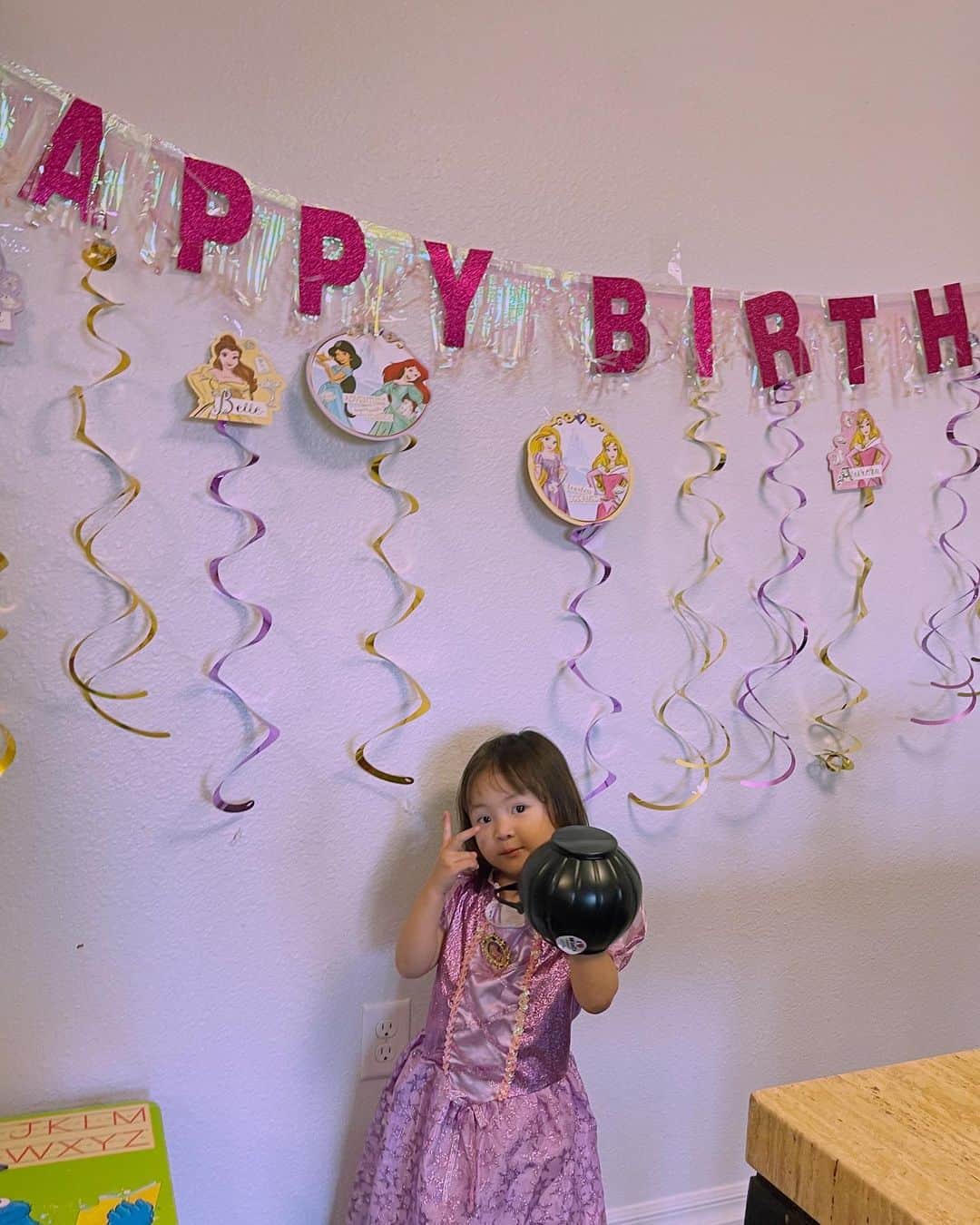 高松チェルシーリナさんのインスタグラム写真 - (高松チェルシーリナInstagram)「Happy Birthday my little princess👸💓🎉💜 . エミリが3歳になりました🥰 本当に体が丈夫で、元気にすくすくと育ってくれてます🌸 . 最近はお洋服やメイクに興味があるおませちゃん🤣 おしゃべりも上手で、家族みんなのことを気にかけてくれる優しい女の子です🥹💓 . 今年は家族だけでお祝いする予定だったんだけど、いつも仲良くさせてもらってるFamilyが集まってくれることになり✨🥲 . 大人は焼き鳥パーティーをして、みんなでエミリのお祝いをしてもらいました👸💓 . みんなの優しさに感謝です😭✨ . エミリ、お誕生日おめでとう❣️ 大好き🥰 . #3rdbirthday#3歳誕生日#3歳女の子#アメリカ生活#アメリカ子育て#年子姉弟#年子ママ#3人目妊娠中」3月15日 14時02分 - chelsea_rina