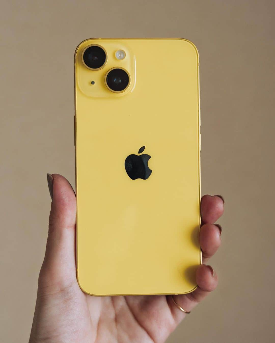 市川渚さんのインスタグラム写真 - (市川渚Instagram)「今年のiPhone 14 & 14 Plusの新色はYellow。iMacのイエローもかわいかったけど、コレもとてもかわいい🫶 3/14（火）発売です。  SPUR連載 @spurmagazine で詳しく書いてます🙌  https://spur.hpplus.jp/lifestyle/nagisaichikawa/pxf0PQ/  This year's new color of iPhone 14 & 14 Plus is Yellow. iMac's yellow was also lovely, but this one is lovely, too!  Check out the details in my article on SPUR.JP.」3月15日 13時56分 - nagiko