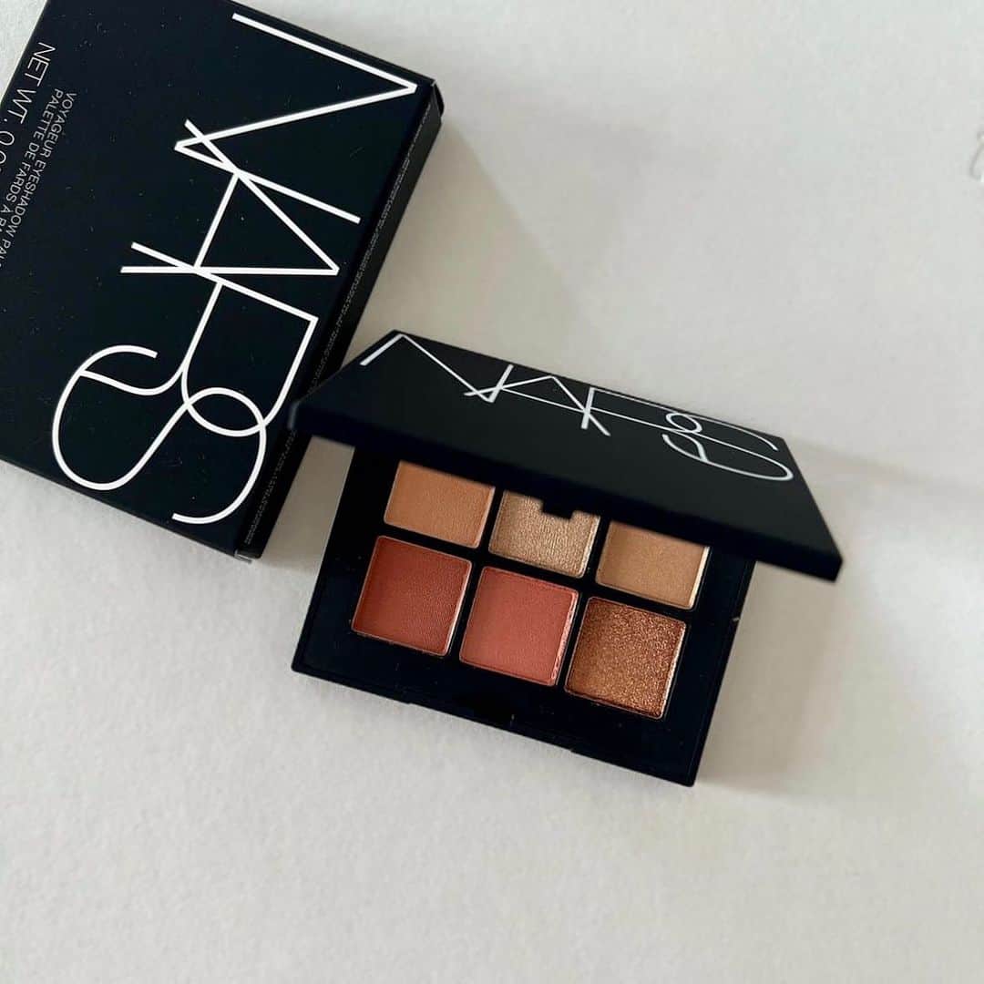 まゆのインスタグラム：「春に向けて🌸  私のパーソナルカラーは 1st イエベ秋 2nd イエベ春 です🌿  #cosme #nars #make  #コスメ #ナーズ #ナーズアイシャドー」