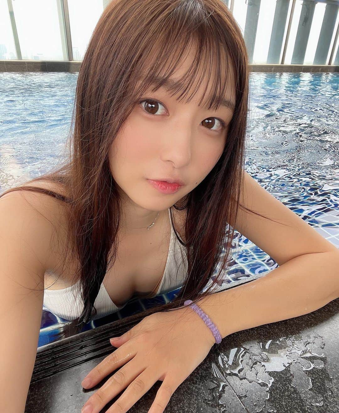 我妻ゆりかさんのインスタグラム写真 - (我妻ゆりかInstagram)「今までプール苦手だったけど  タイに来て楽しさ覚えました！  私は泳げないのでプールでがちで泳ぐ練習してるよー！  #プール #スクール水着#グラビア #グラビアアイドル #アイドル」3月15日 14時07分 - wagatsuma_yurika