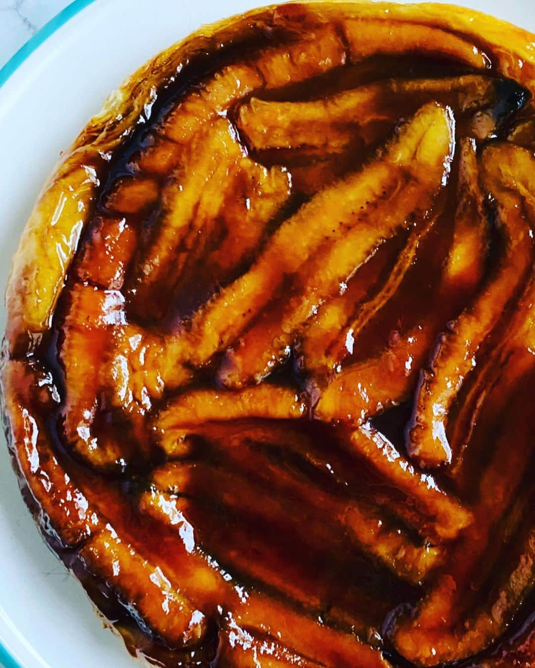 Antonietteのインスタグラム：「Caramelized banana tarte tatin for #piday because the ratio of the circumference to the diameter is alll caramel! 🤎 I love tarte tatins because they’re so easy to make but they’re also too easy to eat. Need to do some pi-lates after this! 🧘🏽‍♀️😆」