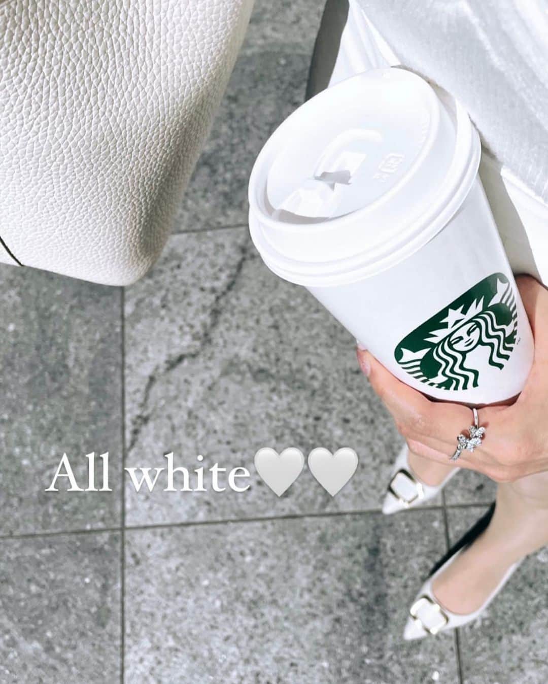 Manaさんのインスタグラム写真 - (ManaInstagram)「🤍𝐀𝐥𝐥 𝐰𝐡𝐢𝐭𝐞 𝐨𝐮𝐭𝐟𝐢𝐭🕊🤍 ブルベということもあり、オフホワイトよりかは白衣のようなピュアホワイトを好んでよく着てます♡♡ ⁡ ⁡ ホワイトコーデで気分も爽快✨ ⁡ ⁡ ⁡ ⁡ #simplestyle #allwhite #outfit #カフェコーデ #白コーデ #ホワイトコーデ #オールホワイト #オールホワイトコーデ #シンプルコーデ #きれいめコーデ #きれいめスタイル #上品コーデ #綺麗目コーデ #スタバ #ベンティ」3月15日 14時17分 - mana.tcy
