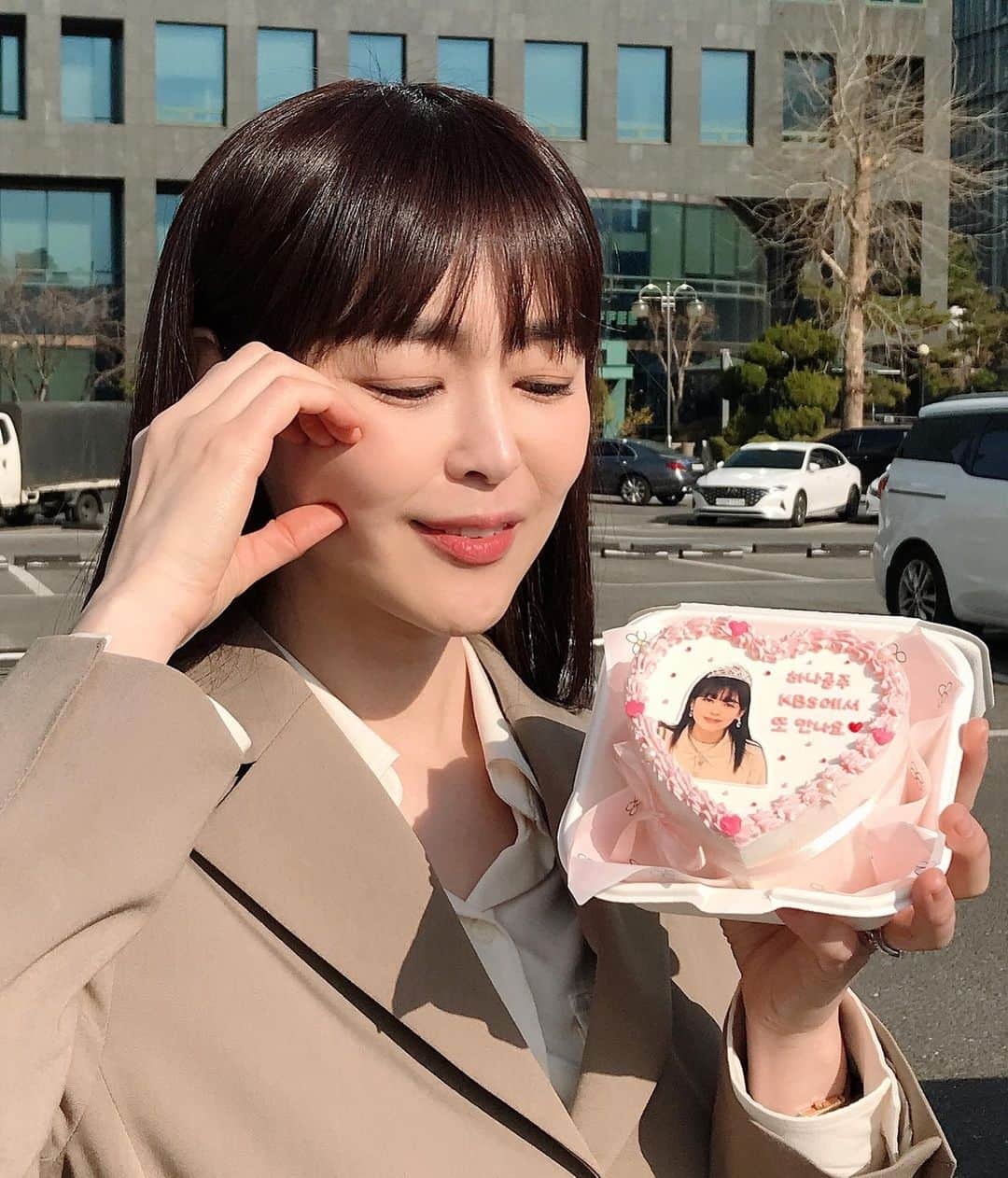 イ・ハナさんのインスタグラム写真 - (イ・ハナInstagram)「마지막 촬영을 어제 무사히 마치고 오늘 종방연으로 촬영팀 일정이 마무리 되었어요 :) 그동안 매주 수요일은 팀 전체 휴차날이었는데, 덕분에 평생 수요일을 이렇게 의미있게 아름답게 행복하게 보낸 적은 없었던 것 같습니다. 정말 #감사했어요🌷마지막 휴차를 팀원들과 같이 보내게 되어 뿌듯하구요 이제 저는 태주와 인사하고 제 자리로 돌아갈 준비를 해야겠죠^^ 동지들~~ 마지막회까지 꼭 함께해 주고 그동안 주말극 신입 망구 지켜봐 주느라 수고 많았어요 9개월간 한 마음으로 고생하고 수고 많았던 삼남매팀 오늘 좋은 시간 보내요♥️🎉」3月15日 14時37分 - finehana_