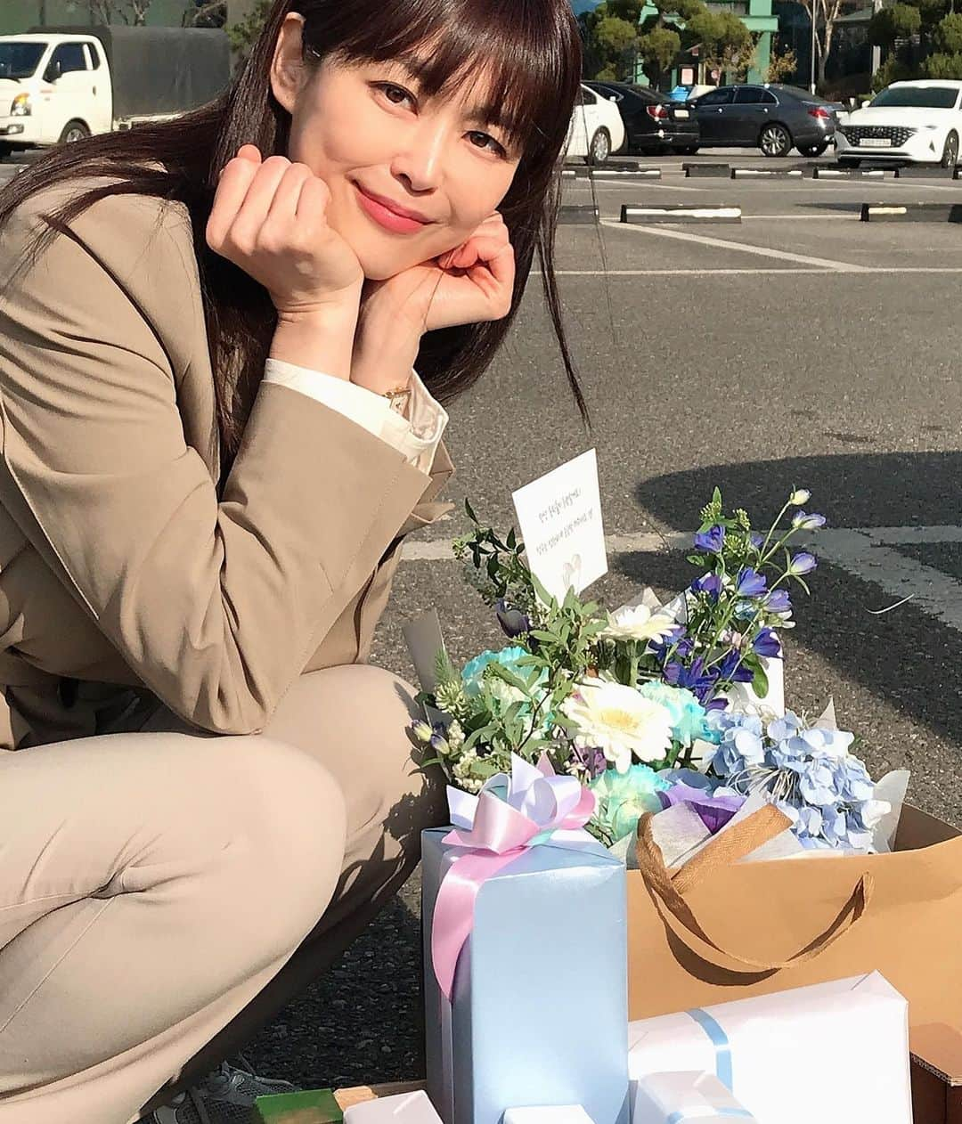 イ・ハナさんのインスタグラム写真 - (イ・ハナInstagram)「마지막 촬영을 어제 무사히 마치고 오늘 종방연으로 촬영팀 일정이 마무리 되었어요 :) 그동안 매주 수요일은 팀 전체 휴차날이었는데, 덕분에 평생 수요일을 이렇게 의미있게 아름답게 행복하게 보낸 적은 없었던 것 같습니다. 정말 #감사했어요🌷마지막 휴차를 팀원들과 같이 보내게 되어 뿌듯하구요 이제 저는 태주와 인사하고 제 자리로 돌아갈 준비를 해야겠죠^^ 동지들~~ 마지막회까지 꼭 함께해 주고 그동안 주말극 신입 망구 지켜봐 주느라 수고 많았어요 9개월간 한 마음으로 고생하고 수고 많았던 삼남매팀 오늘 좋은 시간 보내요♥️🎉」3月15日 14時37分 - finehana_