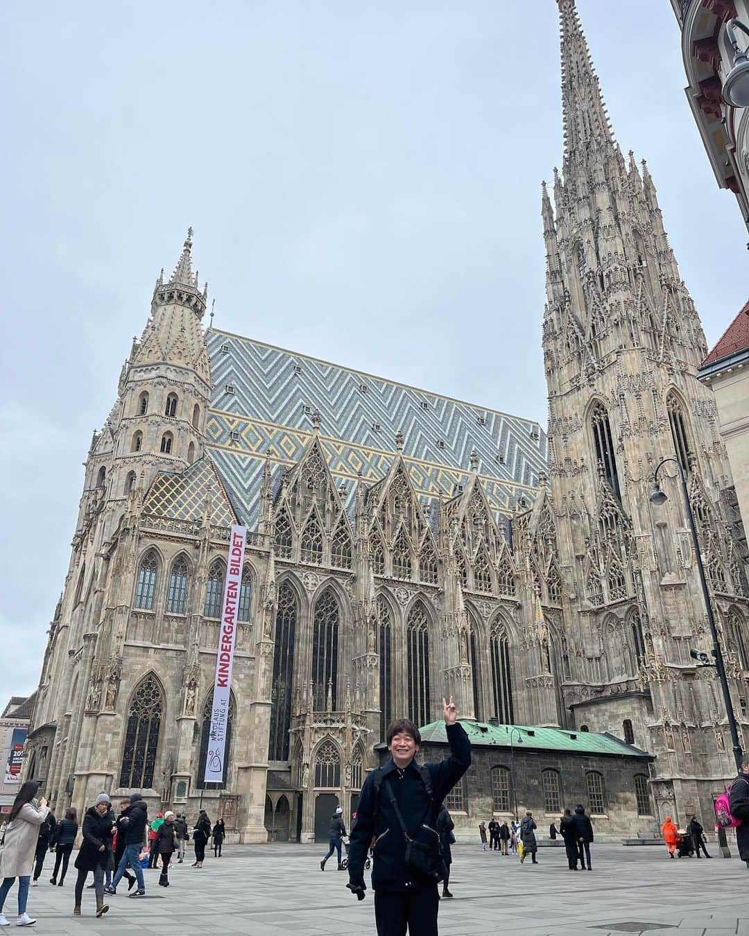 鰻和弘さんのインスタグラム写真 - (鰻和弘Instagram)「【ドイツチェコオーストリア1人旅15】  ウィーンのシュテファン寺院の前で。生で見ると圧倒的存在感。 ウィーンを案内してもらえる方と合流。写真を撮ってもらう。  #いつも写真を見返した時に思う #合成みたい #この写真に限った事でもない #ヨーロッパのほとんどの写真で合成感 #アジアが出てくる #ずんぐりむっくりが出てくる #建物に馴染まない #背景日本家屋は馴染む #日本家屋顔 #再確認」3月15日 14時40分 - unaginigaoe