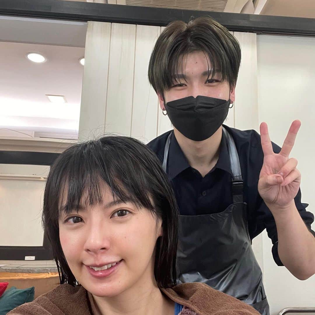 三浦奈保子のインスタグラム：「久しぶりの ヘッドスパ&カットに 行ってきました！！  頭のコリがほぐれると、 髪がツヤサラになるだけでなく、 頭の重さや 目の疲れも飛んでいきます🥰🥰  なにより！ 顔が全然違ってくるので！！  定期的に行かなきゃいけないな！！と決意を新たにしました🫡  ヘッドスパ担当の藤田さんは 神ヘッドスパリスト大房さん仕込みの手業で、 しかも男性の指の強さで 最高でした...!!!!!  土屋さんのカットは、 ワイドバングをお願いした私に 似合う形を考えて サラツヤに カットしてくださいました✨✨  スッキリ軽くなった頭と 生まれ変わった髪で、 ますます頑張ります‼️🫡  この調子で花粉症とも バイバイできるといいのですが..! (皆さまは大丈夫ですか？🫠  #渋谷のサロン #pcott #美容室 #ヘッドスパ #頭痛 #頭皮ケア　#頭のコリ  #頭のコリほぐし #ヘアカット #花粉症 #朝目覚める度に鼻血」