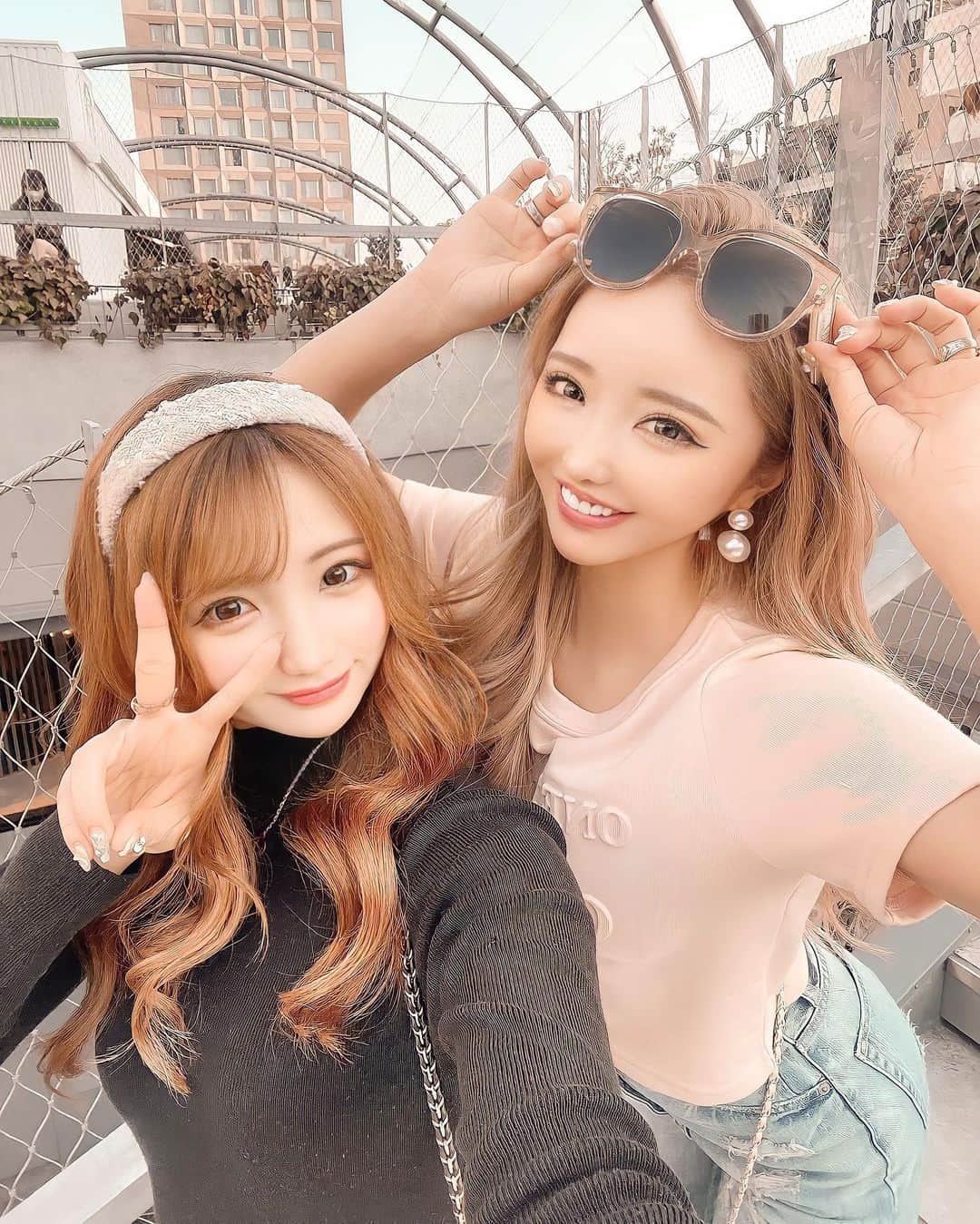 とみmamaさんのインスタグラム写真 - (とみmamaInstagram)「まゆこお誕生おめでとーー🥰💓💓 @mayu_03pichu  . . . この間、妹みたいに可愛いまゆこの お誕生お祝いしてきた🥰💓  渋谷の路地で待ち伏せして "誕生日おめでとーーー！！"って叫びながら まゆこの目の前に花束持って登場した私は きっと周りから見たらただのうるさいギャルでした。笑 . . . まゆ子が行ってみたいって言ってた レギャン @legiantokyo でお祝いしたんだけど アフタヌーンティーがめちゃめちゃ まゆ子！！って感じでココにして大正解🥹💓  またレギャンについては詳細別投稿で載せます🥰💓 . . . プレゼントもその場で早速付けてくれて 喜んでくれて嬉しかった😌💗 . . . いっつもにこにこしてて とみちゃんとみちゃん〜💗って懐いて(？)くれて笑 ほんと妹みたいで可愛いまゆこ😮‍💨💗 もうちょっとしっかりして？って思う 天然アホなとこ多々あるけどもそこが多分可愛いんだよな😮‍💨笑 . とみと仲良くしてくれてありがとう🥺💓 まゆこにとって幸せな一年になりますように😌🫶🏽 . . . . (ちなみに1番最後の画像は我らの10年前くらい笑 懐かしきGBSのとき🥺 この時からまゆこは"とみままちゃんー💗"って 笑顔で近寄ってきてくれて可愛かった🥺💓 なんだこの可愛い小動物みたいな甘ギャルわ！！ ってめっちゃ印象強くて数年後再開した時も GBSの時のあの子や！ってしっかり覚えていたよ🥰💓) . . #myfriends #happybirthday」3月15日 14時47分 - tomimama1116