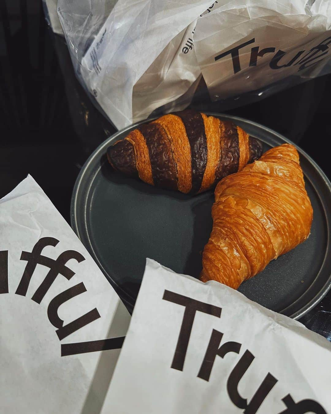 宮本沙恵さんのインスタグラム写真 - (宮本沙恵Instagram)「大量の @trufful_official 🥐🥐 クロワッサンだけで20個はあった🤣 食べきれないので冷凍しました🫰 . #whiteday」3月15日 14時52分 - saebi