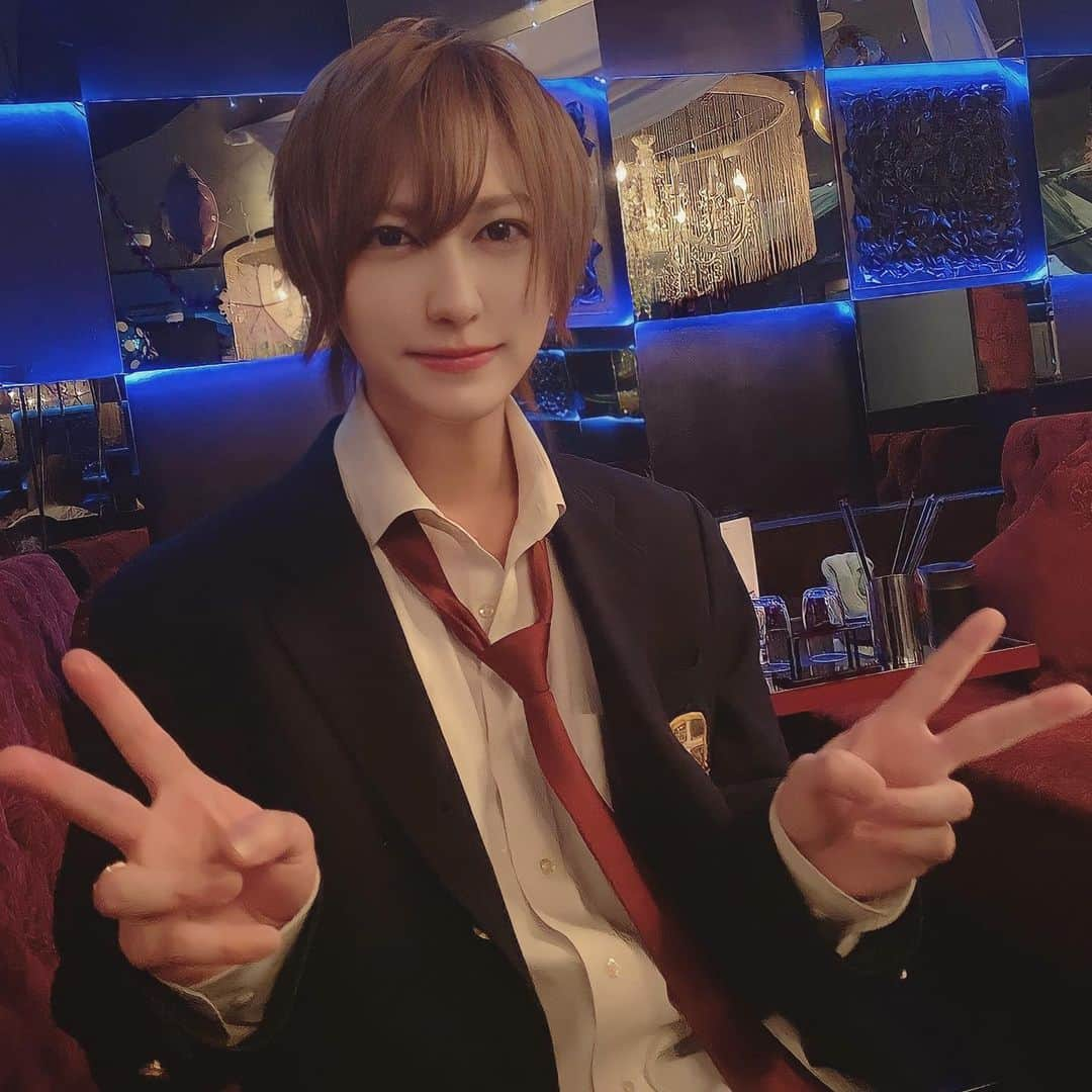 新澤典将さんのインスタグラム写真 - (新澤典将Instagram)「イベントでリアル高校の時の制服着たけど10年前と変わらない気がするってかそう思いたい  #制服コーデ #制服 #ブレザー #ブレザーコーデ #もうすぐ28歳 #歌舞伎 #ホスト #メン地下 #ジャニヲタ #ジャニーズ #ジュノン #かっこいい #かわいい #me #f4f4f4 #ホスト #instagood #フォロバ100 #맞팔　#팔로우백 #メンズ地下アイドル #自撮り界隈の人と繋がりたい #新澤典将」3月15日 15時06分 - tsukino_kaede