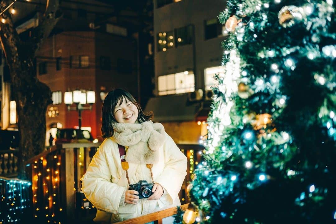 東京カメラガールズさんのインスタグラム写真 - (東京カメラガールズInstagram)「12/28(水) サポーターズメンバー @ta201978 さん企画のイベント『西川イルミフォトウォーク』が岡山県岡山市にある西川緑道公園で開催されました✨ 光り輝くイルミネーションを皆で撮影したり、ポートレート撮影を撮り合いっこしたりして楽しんだそうです✨笑顔いっぱいな集合写真から、とても楽しそうな様子が伝わってきます💕  「普段カメラが好きな方々と出会える機会が少ないので、このイベントを通じてカメラ好きなメンバーのみんなと出会えてとても嬉しいかったです✨一緒に撮影出来て楽しかったです😊」 と嬉しいお声が届いています。  イベントを通して、新しい繋がりが広がっていく様子が見られて嬉しいです✨  全国各地でサポーターズメンバーが沢山のイベントを企画しています！ ぜひプロフィール欄のカメラガールズ公式WEBサイトからぜひチェックしてみてくださいね😊 カメラ仲間との新しい出会いが待っていますよ📷💕 ご参加お待ちしております！  ///////////////////////////////////////////  現在12,000人のカメラ女子が 活動しているカメラガールズ。 ”一緒に参加して楽しめる” そんなコミュニティメディアです。  ▼ご興味があれば カメラガールズWEBサイトから無料登録をお願いします😊  #カメラガールズ #東京カメラガールズ #カメラ女子 #ファインダー越しの私の世界 #カメラガールズ会報誌 #サポーターズレポート #岡山県 #西川緑道公園 #イルミネーション #ポートレート」3月15日 15時09分 - tokyocameragirls