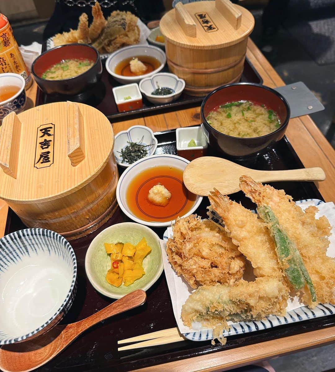 sayocoのインスタグラム：「テレビで観てずっと気になってた 天まぶしを食べに行った日🥢🍤🍚  ボリューム💯で少し残しちゃったけど 天ぷら定食→天丼→天まぶしの 三段活用すごすぎた👏🔥  がっつりオフィスビルの地下で 服装場違いすぎたけど、 天吉屋だけオフの人が集ってる感じだった。笑  #天吉屋#天まぶし #新宿ランチ#新宿グルメ」
