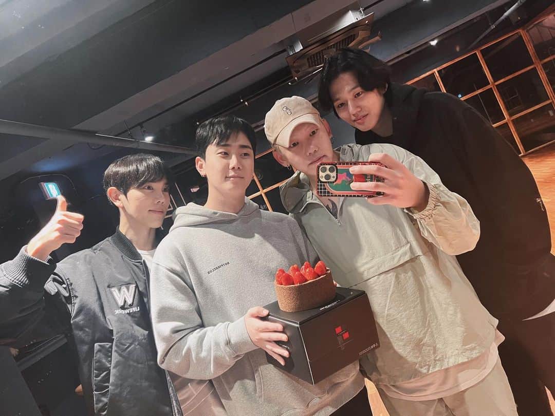 のインスタグラム：「새벽 연습 하다가 생일 축하해주기🎉」