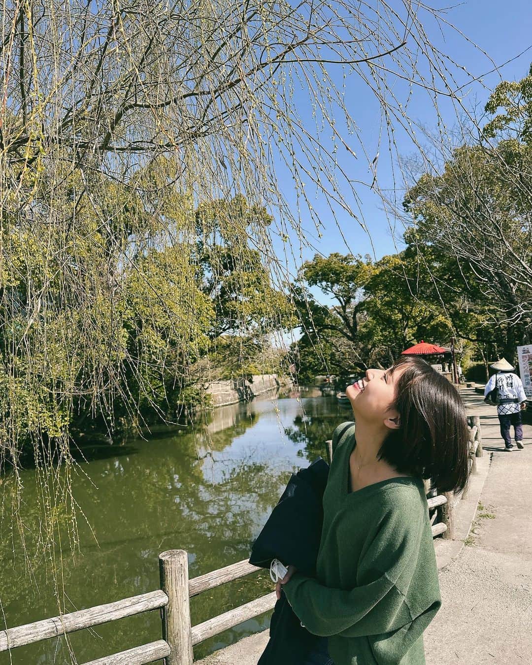 のインスタグラム：「・  柳川旅part2🕺🏻  ・  美味しいうなぎの蒸籠蒸しを食べました😍 ばり美味しかったぁ。。  最後の最後まで熱々で、フカフカで、大人な贅沢なランチしちゃった🫣♡ その写真はありません！笑  ・  笑いすぎて本当に疲れた！笑  楽しかった事を思い出して文字にするのがばり難しいけん、写真で伝わりますよーに🤣  春日和はワクワクするね！🌸 ・」