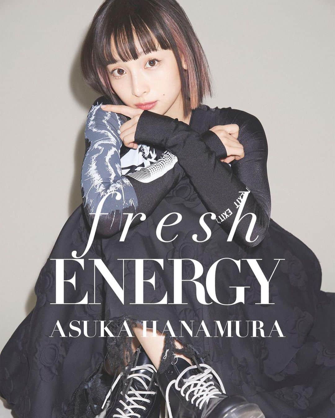 VOGUE GIRL JAPANさんのインスタグラム写真 - (VOGUE GIRL JAPANInstagram)「⚪️⚫️⚪️Fresh Energy ⚪️⚫️⚪️ 幸運は自分の手で掴むもの。チャンスを紡ぐ、華村あすかの今。 →記事はプロフィールのURLからチェック🤍  MODEL： @hanamura_asuka  PHOTOS： @wakabaphoto  STYLING :  @michie_suzuki_  HAIR & MAKE UP :  @masayoshiokudaira  EDITOR： @saya_yonekura」3月15日 15時38分 - voguegirljapan