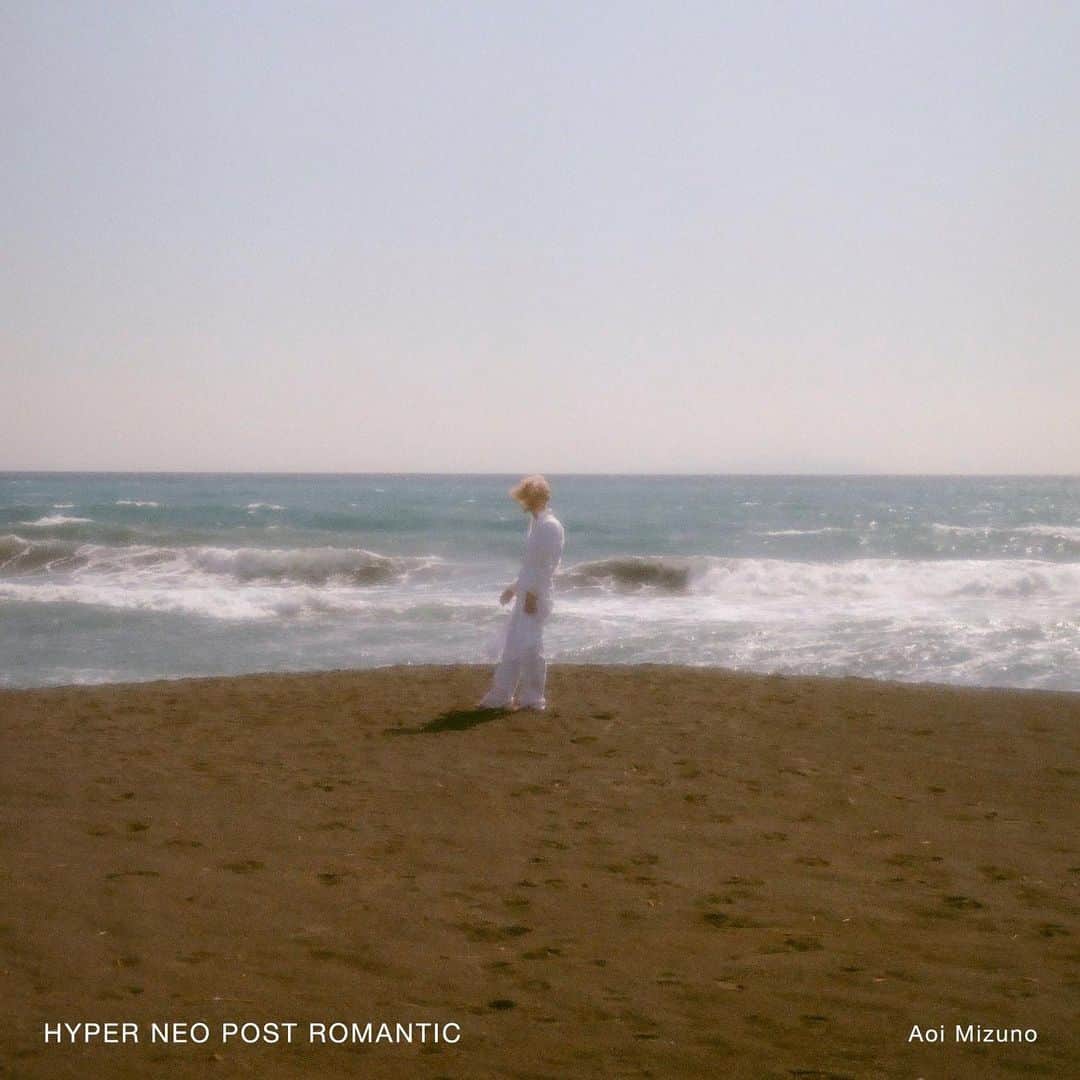 木村仁美のインスタグラム：「《おしらせ🕊》 水野蒼生 初のオリジナルアルバム 「HYPER NEO POST ROMANTIC」にて  8曲目の 「In Paradisum」feat. chami として今回も歌唱参加しました✴︎🎤  全身全霊かけて、歌いました。  その他のどこかの曲でも 声が聴こえてくるかも…⁇  一足先に完成したすべての楽曲を聴かせて頂きましたが、 とんでもない作品に参加させてもらっているな…と 空いた口が塞がらない… 感情が混乱して思わず笑うことしか出来ないくらいの楽曲など…もう吃驚です(最高の褒め言葉です)  私生活でのパートナーだから、というわけでなく 本当にいちアーティストとして心からのリスペクトを贈ります✴︎  5/24のリリース、とても楽しみです！ すでに各所で先行予約も始まっているようです🦋  山を越え、海を越え、世界中の多くの方へ届きますように🌊⚡️  #水野蒼生romantic #水野蒼生 #AoiMizuno」