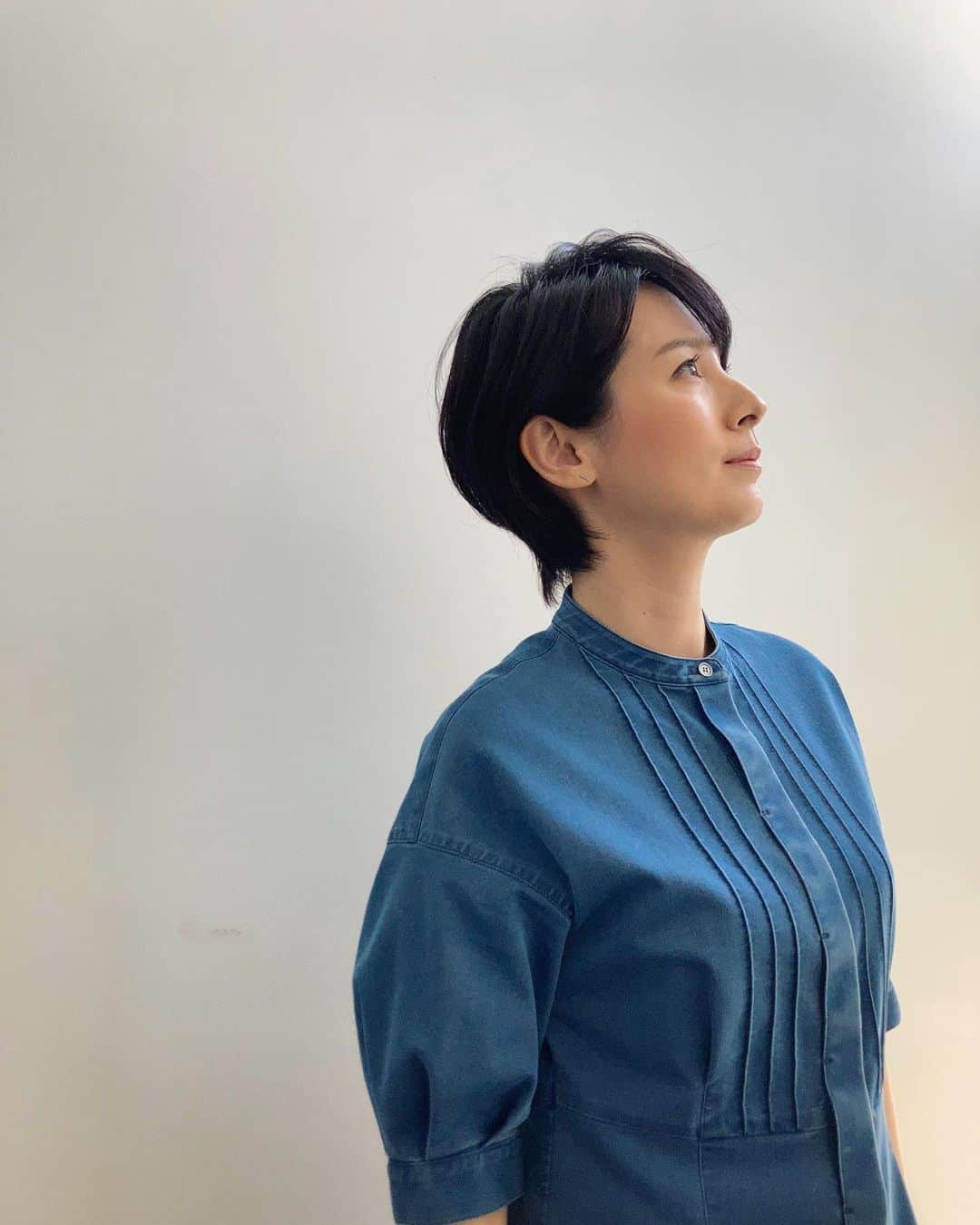 野村真季のインスタグラム：「ANNニュース #着用衣装  アップがすっかり遅くなりました。先週分をまとめて！  1〜4枚目 3/7 午後ニュース 右耳にピアス、左耳にイヤーカフをつけています  5〜7枚目 3/8 午後ニュース  8〜10枚目 3/11 朝ニュース/昼ニュース  #テレビ朝日 #アナウンサー #アナウンサー衣装 #ootd #40代コーデ #40代ファッション #50代ファッション #大人コーデ #大人ファッション  #野村真季」