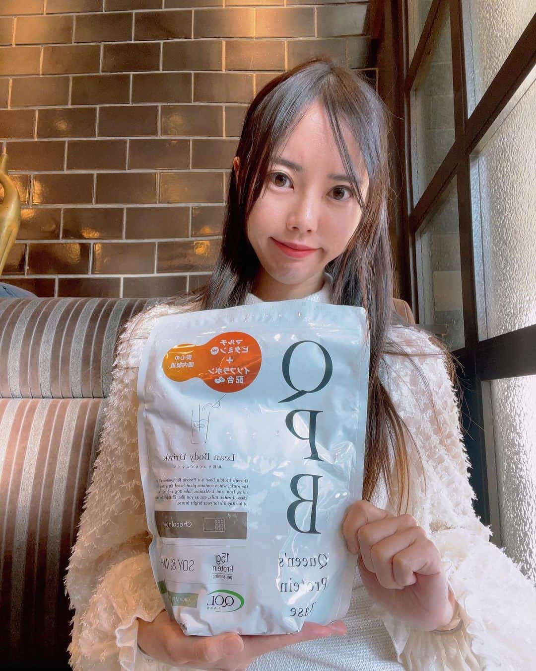 のインスタグラム：「@qol_official さんプロテインを飲み始めました💪🏾 ・ ・ タンパク質は、からだを作る土台の栄養素✨ それ以外にも沢山の働きがあるタンパク質をスピーディーに吸収出来るのがQPBです✨ また、植物性タンパク質と動物性タンパク質を配合！ 飲みやすくて、粉っぽさも感じなかった😁 ・ ・ "内側からも綺麗に" 内面も外面も美しい人を目指します🌱  来週から筋トレも始める💛 マイペースに頑張ります✨  #qpb #qpbプロテイン  #pr @qol_official」