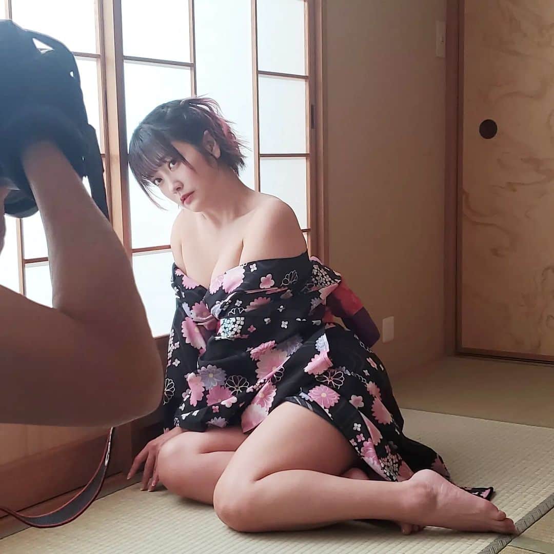 国友愛佳のインスタグラム：「SNS更新しなさすぎて、生存確認されるので…笑  しっかり生きてます🐰✨ だいぶ足も良くなってきた気がするから✨皆さまに会える日も近いんじゃないかとワクワクしております🧡 でもここで油断するとまた痛くしちゃうから、しっかり休む🐇💤  ちなみに、写真は4月28日発売の9thグラビアDVD「愛の行方」より…🧡🧡🧡」