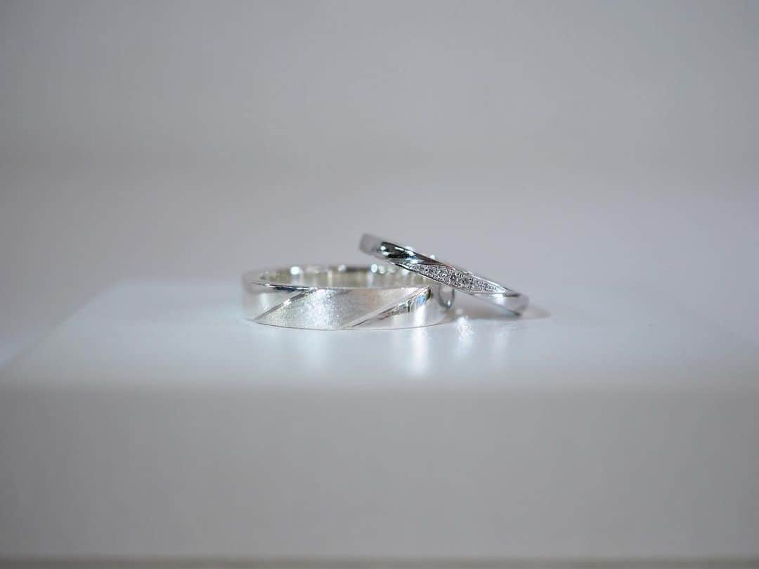 常岡康弘さんのインスタグラム写真 - (常岡康弘Instagram)「Pt900 / marriage ring  マリッジリング(結婚指輪)です。 男性は通常よりリング幅を広くしボリュームのあるデザインにして、女性は中心にダイヤモンドを入れたデザインで仕上げています。  【POP-UP SHOP】 大丸 神戸店 3月29日(水)〜4月4日(火)  #tsuneokajewelry#マリッジリング#結婚指輪#オーダーメイド」3月15日 16時14分 - tsuneokajewelry