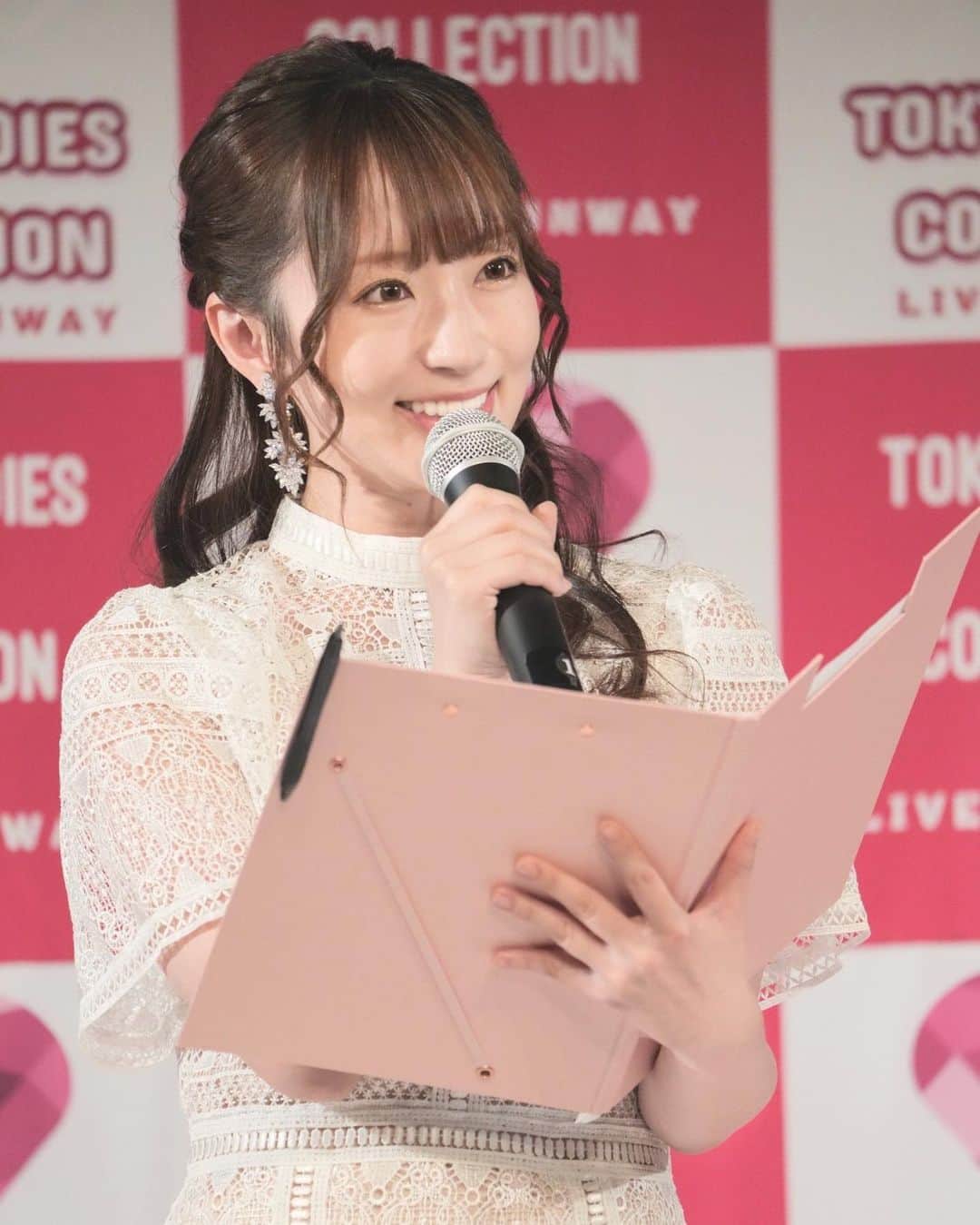 小島まゆみのインスタグラム：「先日のお仕事でランウェイのMCを務めました🍀  ラジオパーソナリティ、ナレーション、キャラクターボイスなど  色々なお仕事に挑戦してきましたが、ランウェイMCは今回が初めて  初めての現場、初めての大役でかなり緊張していましたが、ステージに上がると懐かしいお顔の方もチラホラと見えてとても心強かったです🥰  あたたかく挑戦を見守ってくれた皆様、支えてくださった皆様、ありがとうございました。  いい声だなー！と言ってもらえるのが最近は最高の褒め言葉です。  また挑戦したいな☺️☺️  #japanesegirl #japaneseidol #instagood #自拍 #模特 #偶像 #正妹 #日本的偶像 #小島まゆみ #tokyoladiescollection」