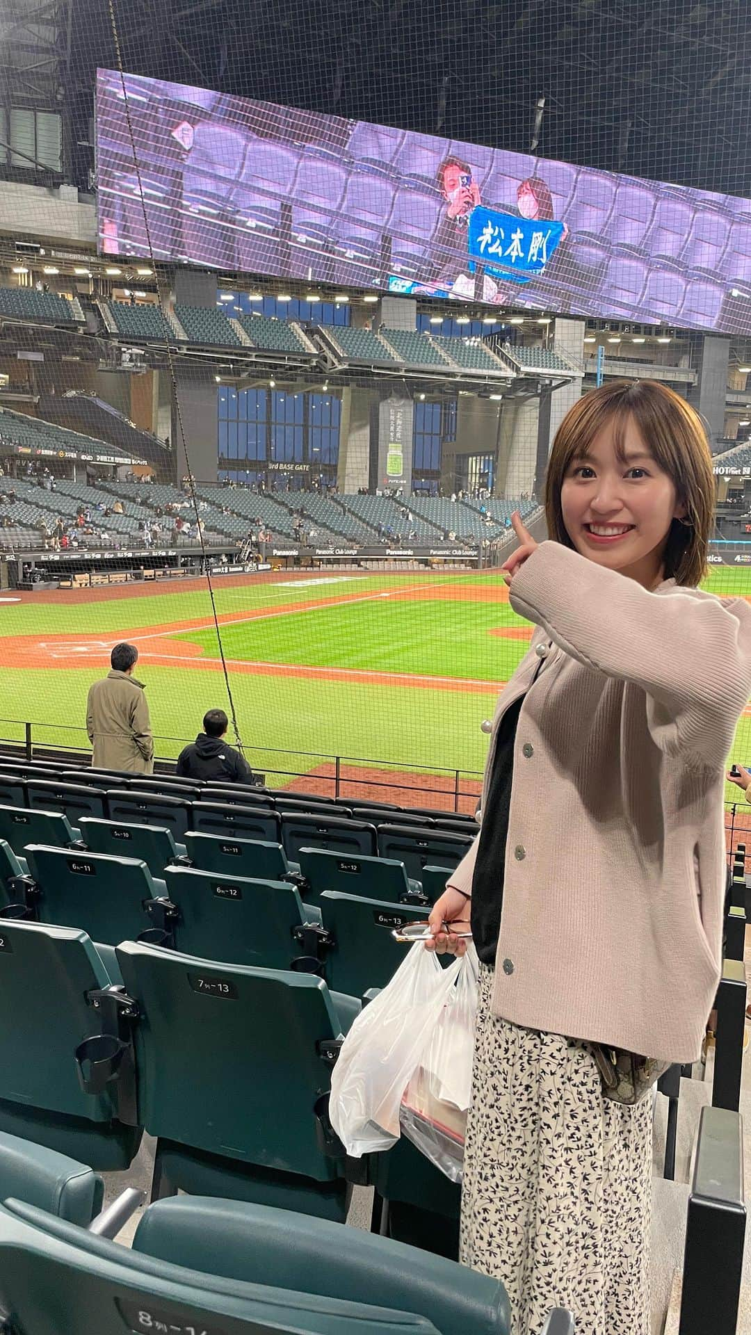 木村愛里のインスタグラム：「⋆ エスコンフィールド北海道⚾️ わくわくわくのわく。  とにかく選手と近いっ！👏 イスも座りやすい！👏 美味しいものたくさん！👏 子どもも遊ぶところがたくさん！👏 ゴミ箱やトイレも困らない！👏  また行きたい！と思う空間。 夢のボールパークが北海道に。  早く満員の球場がみたいなぁ🥰  そして札幌の各局で生中継だったから 各局の知り合いに会えて嬉しすぎた🤗❤️笑 ㅤㅤㅤㅤㅤㅤㅤㅤㅤㅤㅤㅤㅤ ㅤㅤㅤㅤㅤㅤㅤㅤㅤㅤㅤㅤㅤ #エスコンフィールド北海道 #ボールパーク #ファイターズ #Fビレッジ #北海道 #新時代 #２歳の息子も楽しそうだった🥹 #でも食べ物を買う度くれくれがひどい #それだけ魅力的なものがたくさん #また行こうねっ⚾️ 🌭」