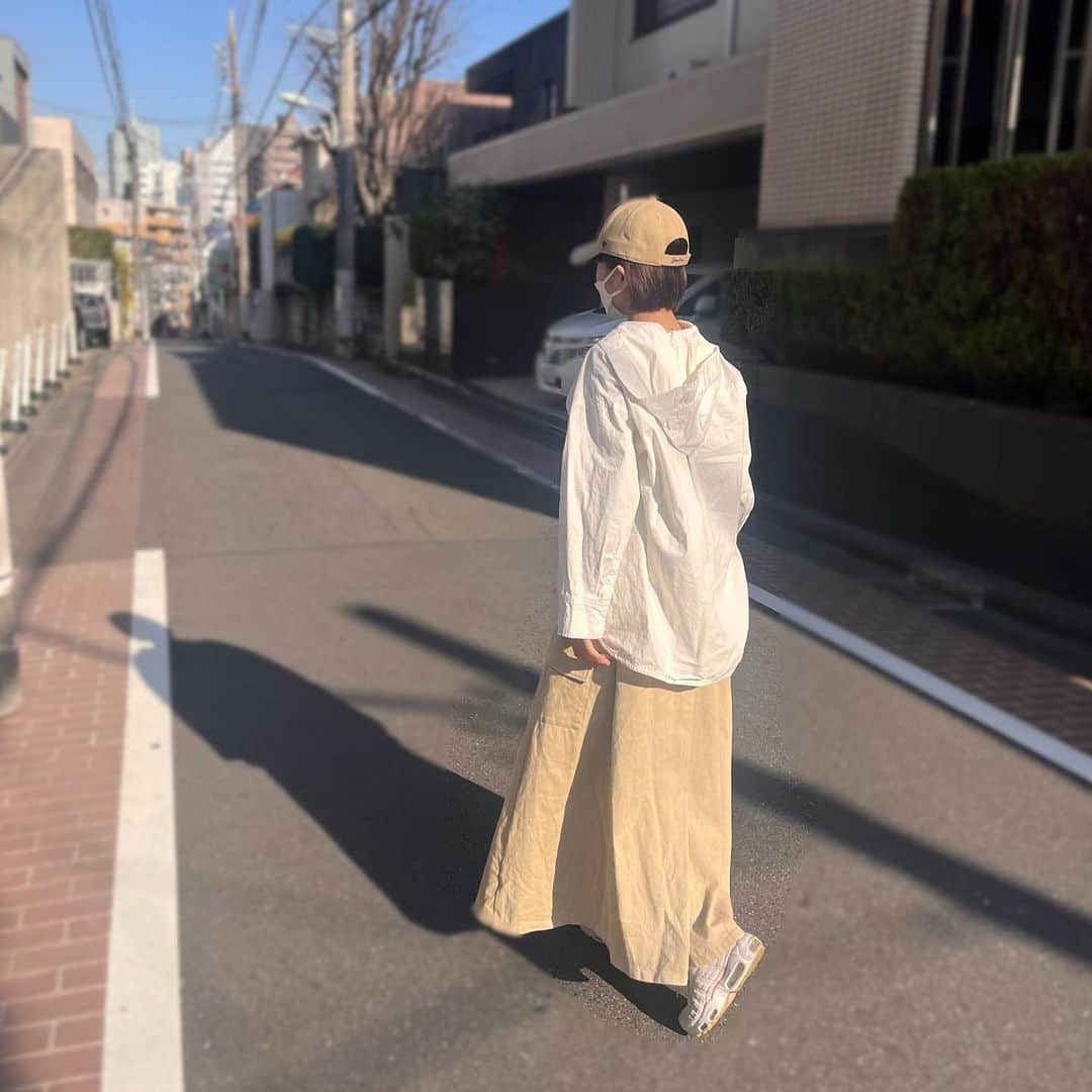 金野美穂のインスタグラム：「🚶‍♀️👟☀️  目が､､､､ 少しかゆくなってきた､､､､ような､､､､  みとめんぞー！！！🦠」