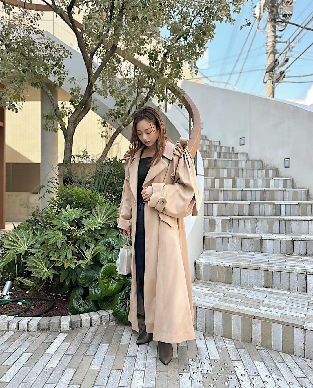 Yuuki mimuraのインスタグラム：「🍃🧥🤍  . 日差しはあったかいかなと思ったけど 風がちょっと冷たくて寒いので コートのクリーニングは まだもうちょっと先かな…🧺  お昼にピザとサンドイッチ🥪🍕を…🤍🤍🤍  ご馳走様でした🍽  .  #ootd #outfitoftheday  #fashion#lunch」