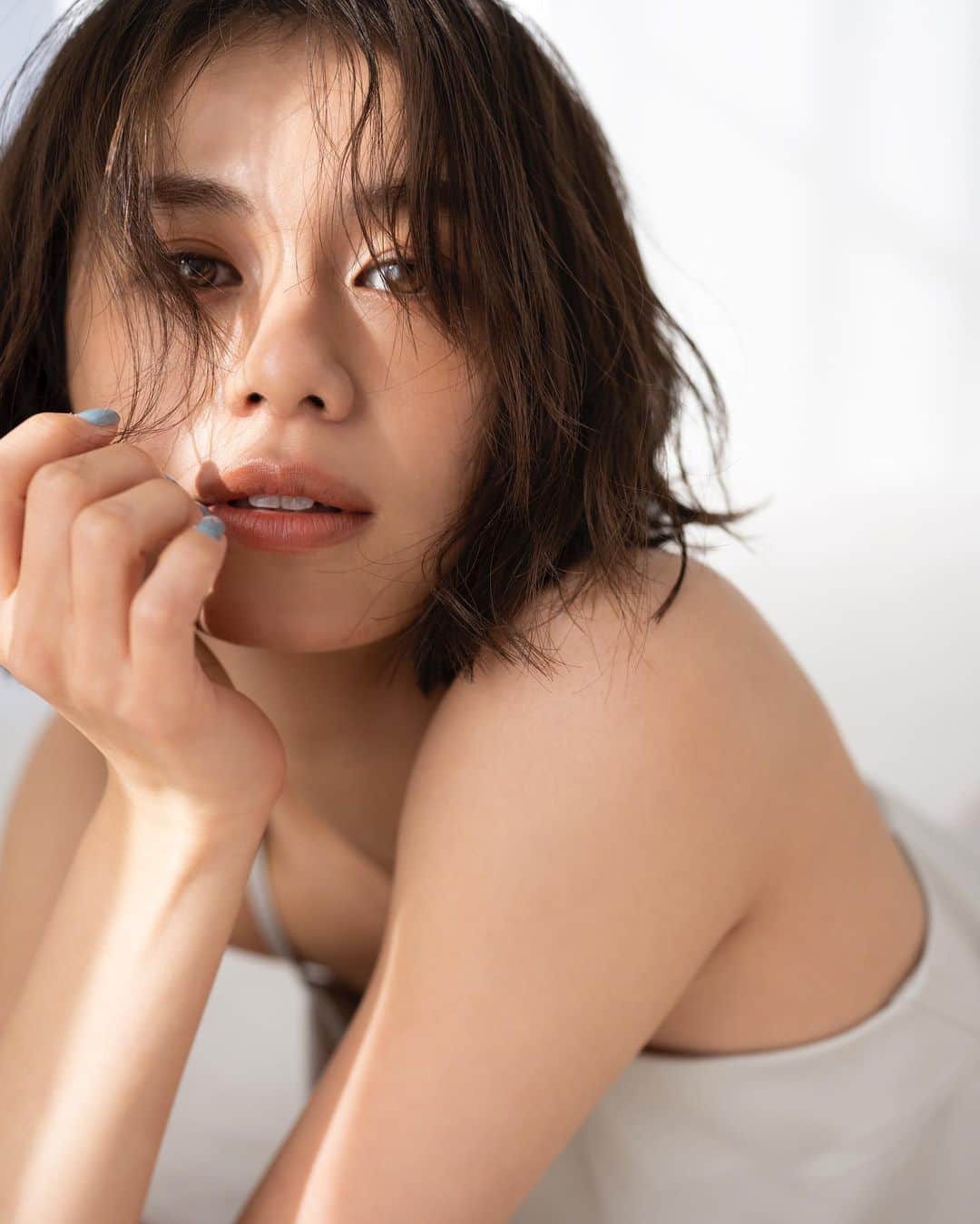 花盛友里のインスタグラム：「今回も付録が豪華すぎるコスキチブック！ 買うしかない🤍 美しき晴美ちゃん🤍  Shooting for @cosmekitchen」