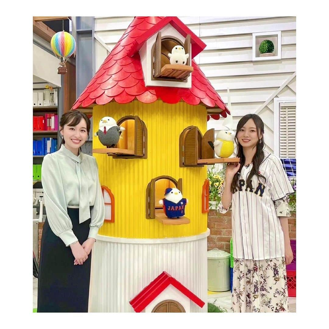 宇賀神メグさんのインスタグラム写真 - (宇賀神メグInstagram)「🐥  . .  月曜日の梅ちゃんと 火曜日初スタジオだった好花ちゃんと 今日のまつりちゃん😊  THE TIME,は月曜日からスタジオの運用ルールが変わり、 スタンド店員の皆さんと一緒にお届けしています！☺️  久しぶりにスタジオで全員で シマエナガダンスを踊れていることが嬉しいです♪🐥  . .  #thetime_tbs #乃木坂46 #梅澤美波 さん #日向坂46 #松田好花 さん #櫻坂46 #松田里奈 さん #シマエナガダンス #シマエナガ ファミリー🐥」3月15日 16時56分 - ugajin_megu