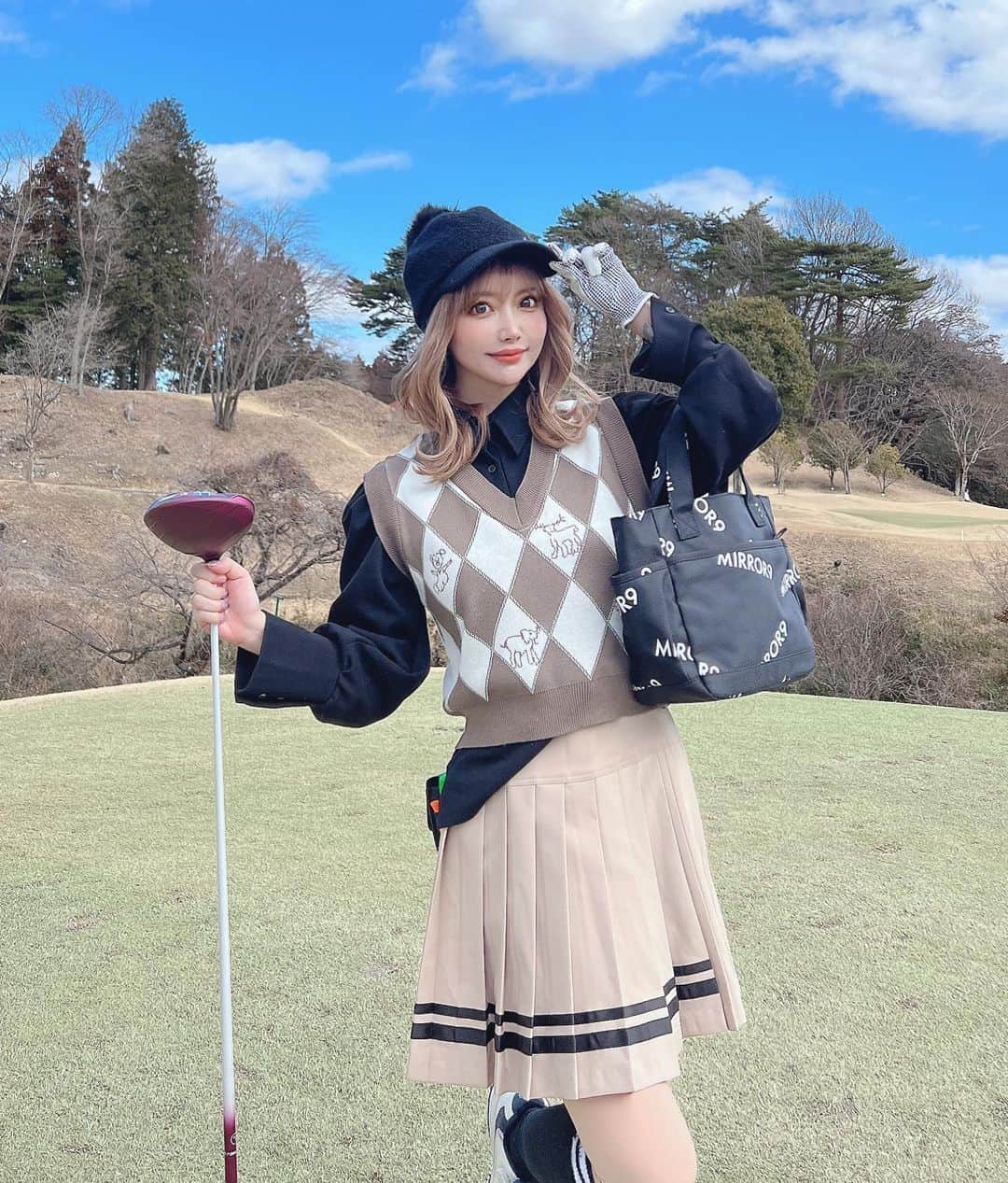 吉川ちえのインスタグラム：「【⛳️🏌️‍♀️⛳️🏌️‍♀️⛳️🏌️‍♀️】 . 先日みか先生🐸と栃木県にある サンヒルズカントリークラブへ 行ってきた時の写真UP🍒🫰💕 . ツーサムで回って天気も良かったし のんびり平和なゴルフでした🙋‍♀️✨ . 持ち運びバッグはこのまえ （ @mirror9golf ）で注文したbag❤️😍 沢山入るし見た目かわいいしお気に入り☺️🤲💓 . #ゴルフ #ゴルフ女子 #ゴルフコーデ  #ゴルフウェア #mirror9」
