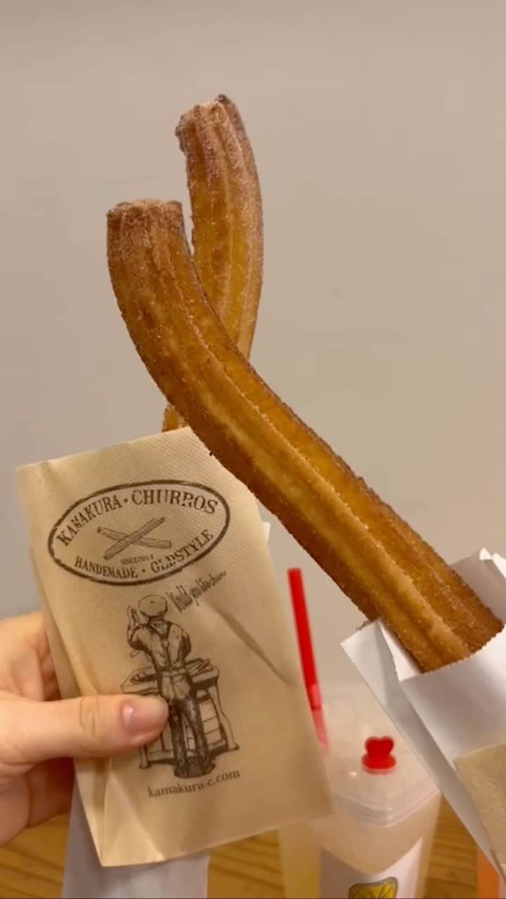 ひよんのインスタグラム：「🤧🤧  鎌倉行ったからリール撮ろうと思ったけど、 花粉がすごくて途中で断念した。。 から、途中で終わっている動画🤣  きゅうりとチュロスはすっごく美味しかった❤️  #ひよん #鎌倉 #食べ歩き」