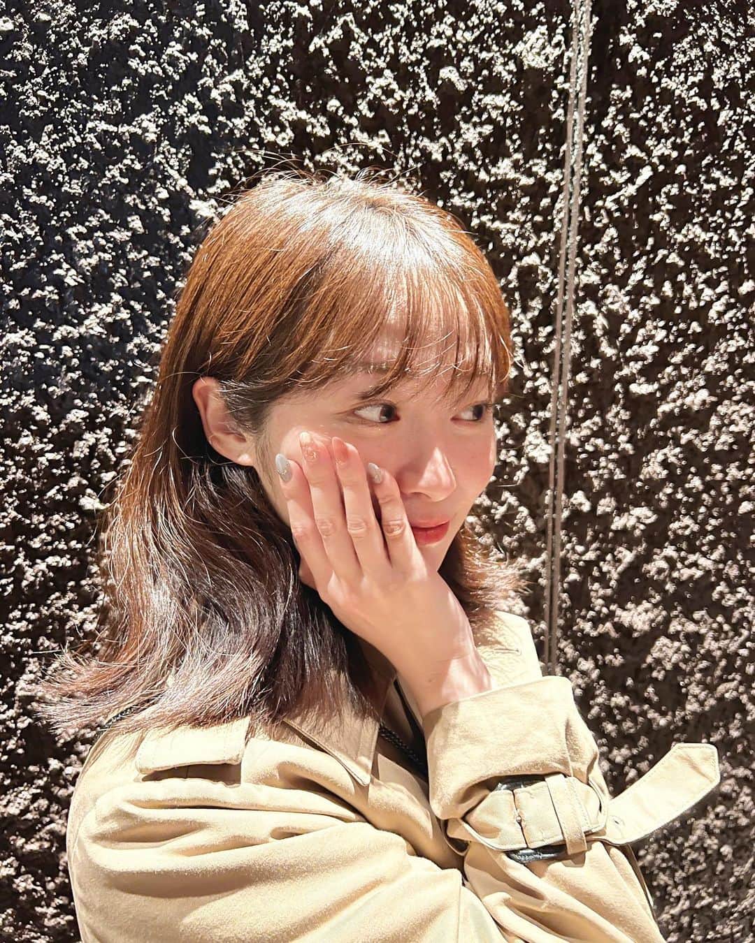 のインスタグラム：「冬から春へ移り変わる季節にぴったりなネイルにしてもらいました☺️チタネイルというネイルの持ちをよくする施術を体験。塗ってから施術すると、ジェルネイルの浮き剥がれを防いでくれたり、固まる時のあのアツッていう硬化熱を防いでくれたりするの🌸 ㅤㅤㅤㅤㅤㅤㅤㅤㅤㅤㅤㅤㅤ 実際に私はすごく熱さを感じやすいんだけど、これを塗ったらほぼ感じませんでした💐今のところ持ちもいい感じ。 ㅤㅤㅤㅤㅤㅤㅤㅤㅤㅤㅤㅤㅤ お店は　@korat_group の表参道店です！！ ㅤㅤㅤㅤㅤㅤㅤㅤㅤㅤㅤㅤㅤ お洋服も春っぽくしなくては〜！ #チタネイル　 #TITANAIL #ネイルレボリューション #春ネイル」
