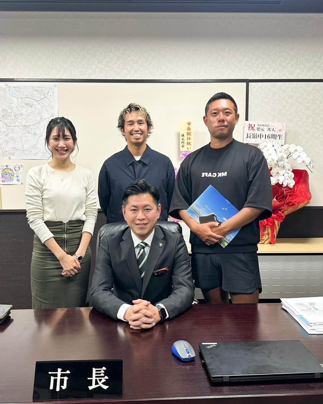 Yuri Sakuraiさんのインスタグラム写真 - (Yuri SakuraiInstagram)「: MK CAFEがあるウミカジテラスのある街、 沖縄県豊見城市。  先日、豊見城市長の徳元さんにお会いしに 理一さんと菊池さんと。 @tsuguto926  @riichi0422  @kiku_okinawa   11月に企画している豊見城市にある 美らSunビーチの打ち合わせとご相談をさせて頂きました！  徳元さんとは市長になる前から、 MKが考える沖縄での展開や、 オーナーの菊池さんが毎日約25km歩きながら 街を見て歩く中で、  ・ビーチに屋根がある場所があれば、 もっと親子で遊べる時間がふえるんじゃないか。 （沖縄の夏は30分外にいるのも大変） ・休憩できる飲食店を充実できれば、 もっと人が集まる場所になるんじゃないか ・ビーチスポーツをもっと手軽にいつでもできる 設備にできたら、 ビーチスポーツがもっと盛んになるんじゃないか。 etc.....  浮かぶアイデアなどをシェアさせて頂き、 常に耳を傾けてくれる徳元さん。  今まで議員さんと関わることは ほとんど無かったのですが、 直接お話を聞かせていただくと、 市民の方が住みやすい街づくり、 子供の未来に繋がる街づくりなど、 本当に熱い思いを持たれ、 実現に向けて動かれてるのを感じます！  そんな中で、11月、 音楽×ビーチスポーツ×食を通した フェスを開催し、そのフェスが子供達の 可能性や視野を広げられるような コンテンツや企画を盛り込んで、 微力かもしれないですが、 エンタメから明るい社会を創る一歩に なれたらと思っています！  徳元さん、お忙しい中で、 ありがとうございました♪  #徳元次人 さん#豊見城市#豊見城市市長#沖縄#美らsunビーチ#ビーチスポーツ#沖縄フェス#ビーチフェス#沖縄移住#沖縄ライフ#沖縄南部#mkcafe#agnescafe」3月15日 17時00分 - yuri_sakuraiii