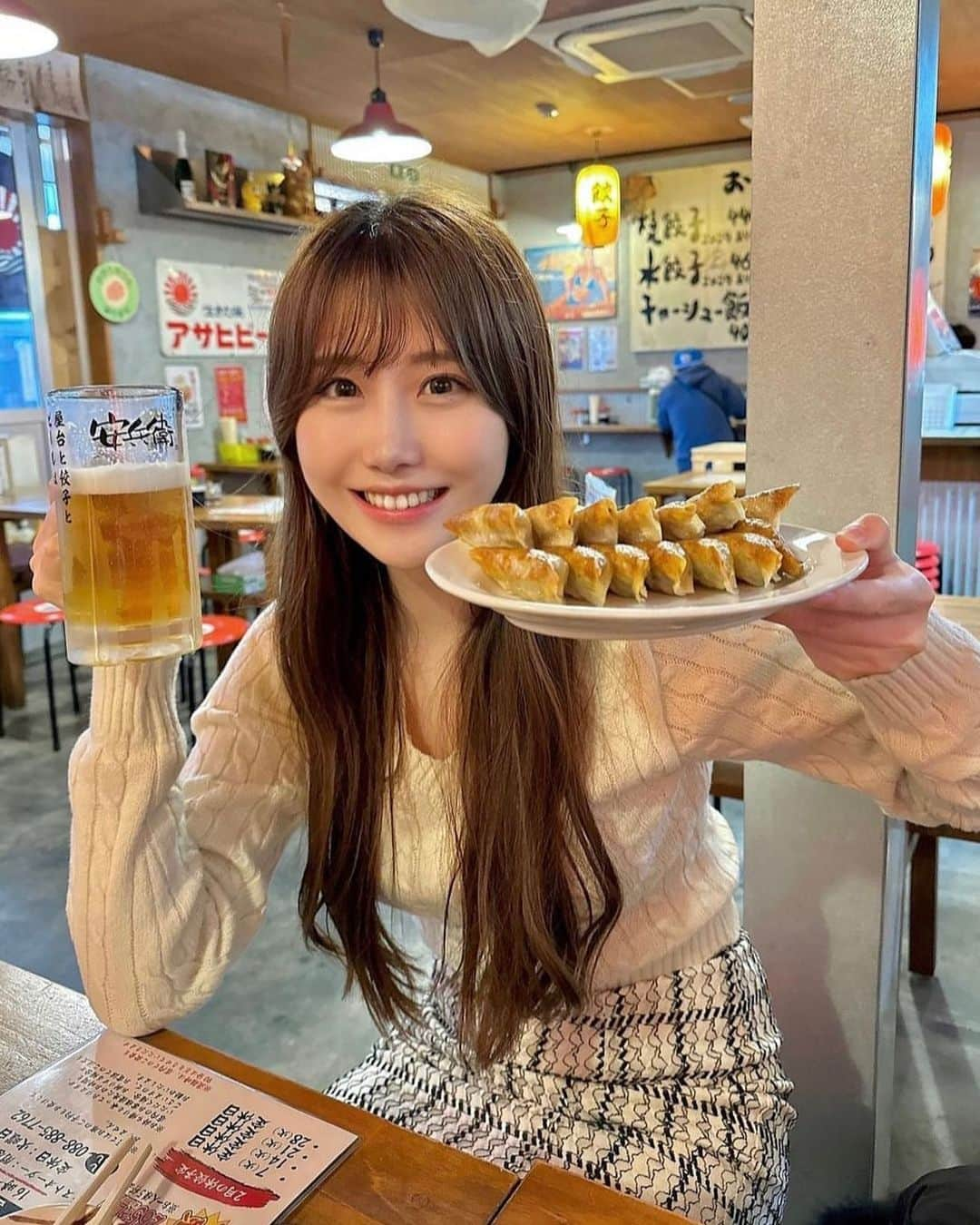 美女美容事情さんのインスタグラム写真 - (美女美容事情Instagram)「《餃子とビール🍻🥟》 *⁠ リポストを使って素敵な美女の投稿を紹介させて頂く【ビジョビ💄美女美容事情💅】のコーナーです✨ *⁠ 今回ご紹介させて頂きますのは!!👀❤︎⁠⠀ みなみまるさん< @minamiiii3721 >の素敵なお写真📸⁠⠀⁠⠀⁠⠀⁠ *⁠⠀⁠⠀⁠⠀⁠⠀ 餃子とビールのベストカップル💖 この組み合わせはとても合いますよね🥟🍺 *⠀⁠⠀⁠⠀⁠⠀⁠⠀ みなみまるさん< @minamiiii3721 > ⁠⠀⁠⠀⁠⠀⁠⠀ 素敵な投稿ありがとうございました☺️📸✨ *⠀⁠⠀⁠⠀⁠⠀⁠⠀ みなみまるさんのアカウントには他にも素晴らしい投稿が沢山ありますので是非覗いてみてくださいね💁‍♀️💙⁠⠀⁠⠀⁠⠀⁠⠀ *⠀⁠⠀⁠⠀⁠⠀⁠⠀ △▼△▼△▼△▼△▼△▼△▼△▼△▼ ⁠⠀⁠⠀⁠⠀ ❤🧡💛「美女美容事情」💚💙💜⠀⠀⠀⠀⠀⠀⠀⠀⠀⠀⠀⠀⠀⠀⁠⠀⁠⠀⁠⠀⁠⠀⁠⠀ 👇掲載ご希望の方は👇⠀⠀⠀⠀⠀⠀⠀⠀⠀⠀⠀⠀⠀⠀⠀⁠⠀⁠⠀⁠⠀⁠⠀⁠⠀ @b_b_j.jタグ付けと🖤 #ビジョビ ⁠⠀ 🖤タグ付けお願いします✨⠀⠀⠀⠀⠀⠀⠀⠀⠀⠀⠀⠀⠀⠀⠀⁠⠀⁠⠀⁠⠀⁠⠀⁠⠀ △▼△▼△▼△▼△▼△▼△▼△▼△▼ ⁠⠀⁠ #ビール #餃子 #安兵衛  #ビール好き #餃子好き」3月15日 17時00分 - b_b_j.j