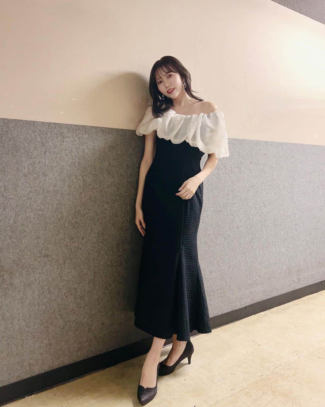 野島樺乃のインスタグラム：「ステージ衣装 . . . 肩周りのデザインとシルエットが とっても可愛いワンピースでした♡ . . 衣装▶︎ @leja__official   #leja #ドレス #パーティードレス  #ノジマノシフク」