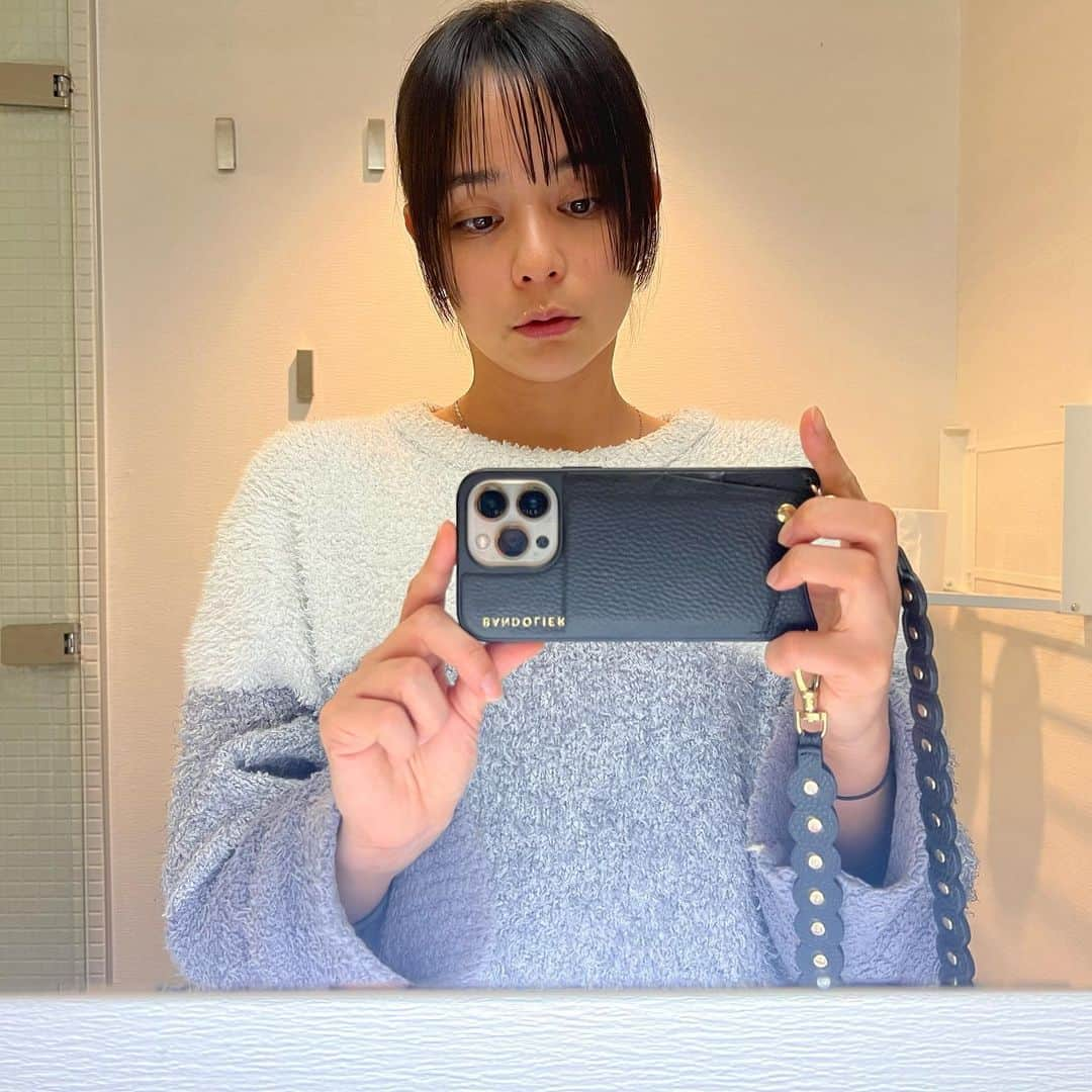 加藤ローサのインスタグラム：「花粉で体調イマイチだったけど、髪の毛切ってちょっとスッキリしました〜前髪に段が入ってて、姫カットみたいなそんな感じかな。いつもおまかせにしてる。」