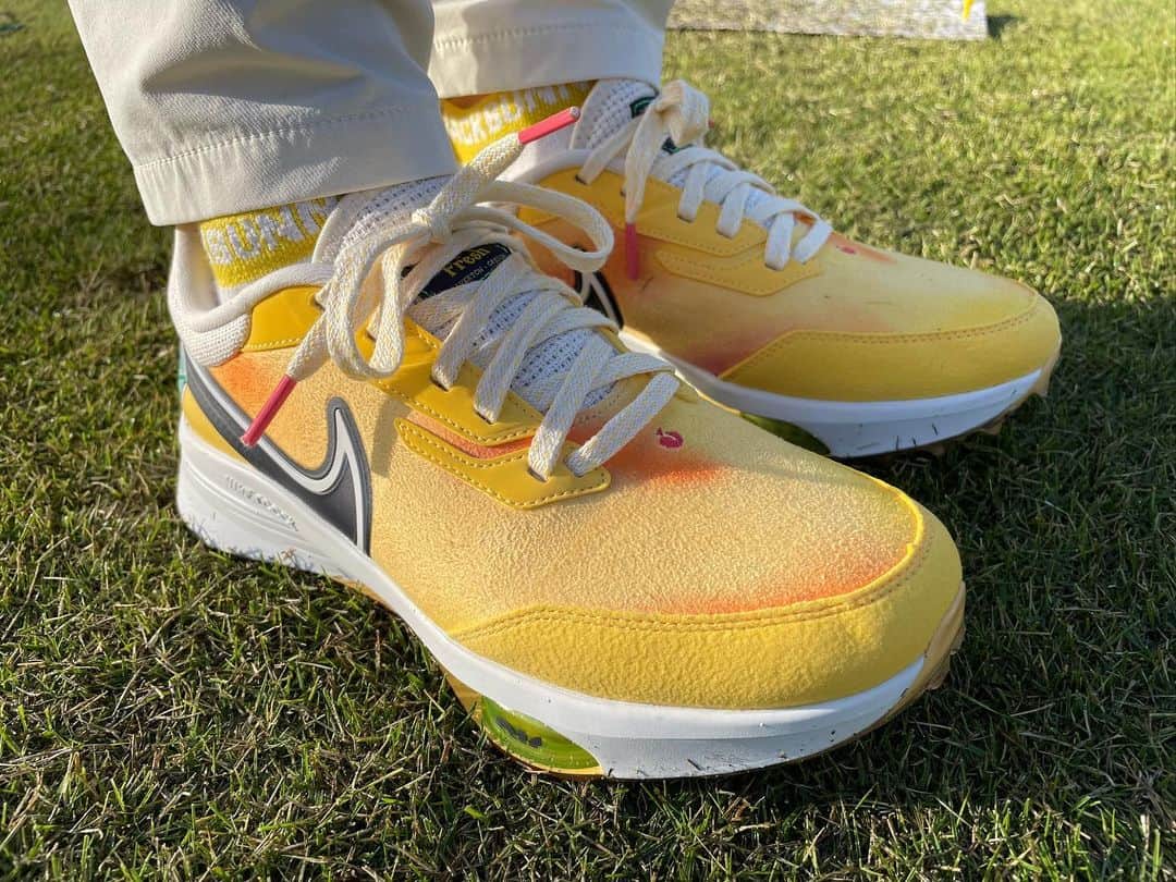 のインスタグラム：「新しいNIKEのゴルフシューズ なんだこれ、かわちい。💛🍑💛 #nike #nikegolf」