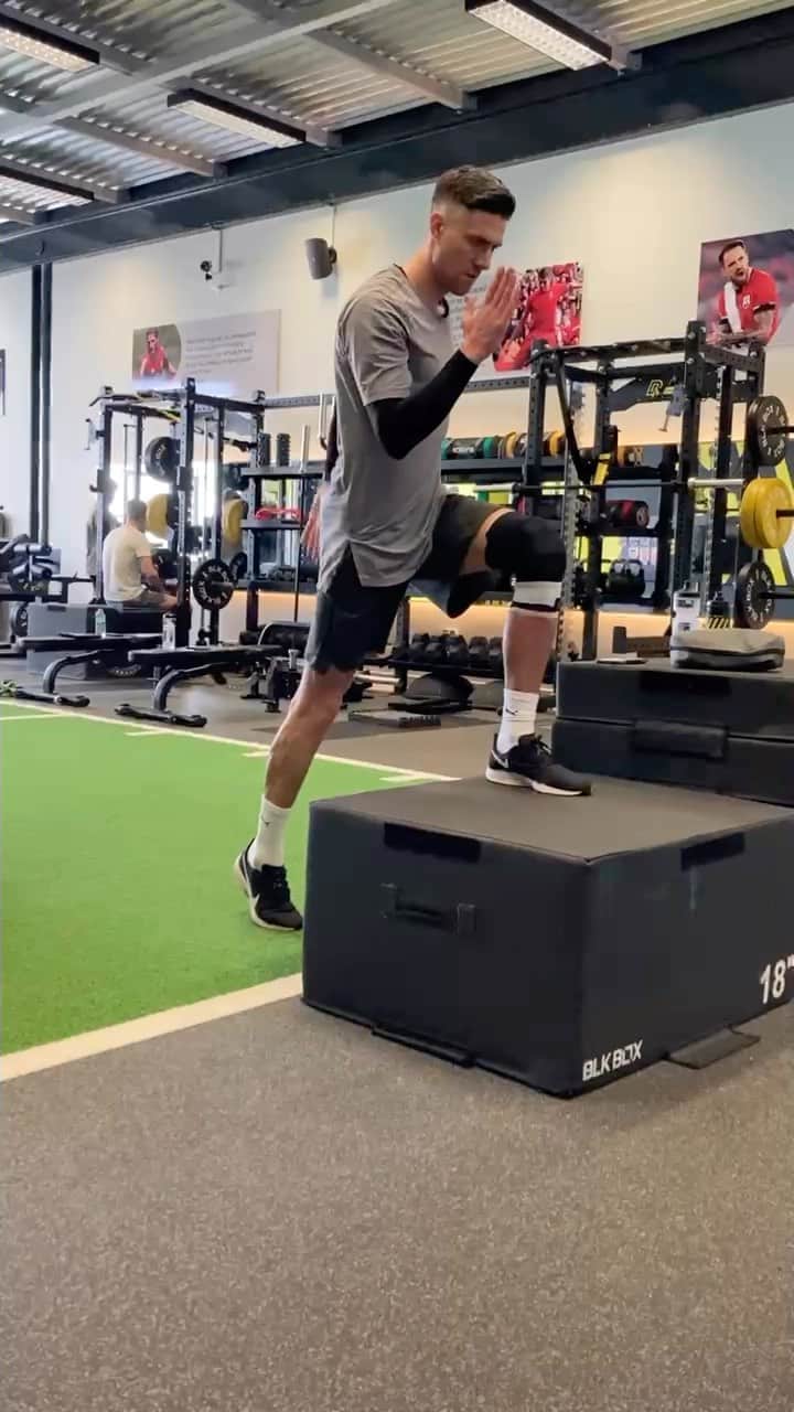 マーティン・ケリーのインスタグラム：「Just over 3 weeks since his #ACL reconstruction surgery and our professional footballer @martinkelly_34 is already looking like an athlete again.  The clue is in our name Rehab 4 Performance or R4P for short.  Hit the message button for more info on our exercise selection and rationale.  More to come…  #kneesurgery #aclreconstruction #footballkneeinjury #kneerehab #kneerehabilitation」