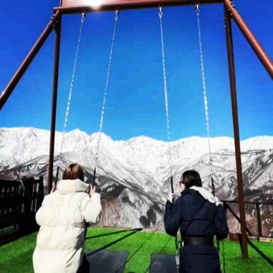 のインスタグラム：「白馬岩岳ヤッホー！スウィング【絶景】 連日良い天気が続いてますね☀️冬の営業は3/26まで。春休み遊びに来てねぇ！ #hakubaiwatake, #yoohooswing  #絶景 #絶景ブランコ」