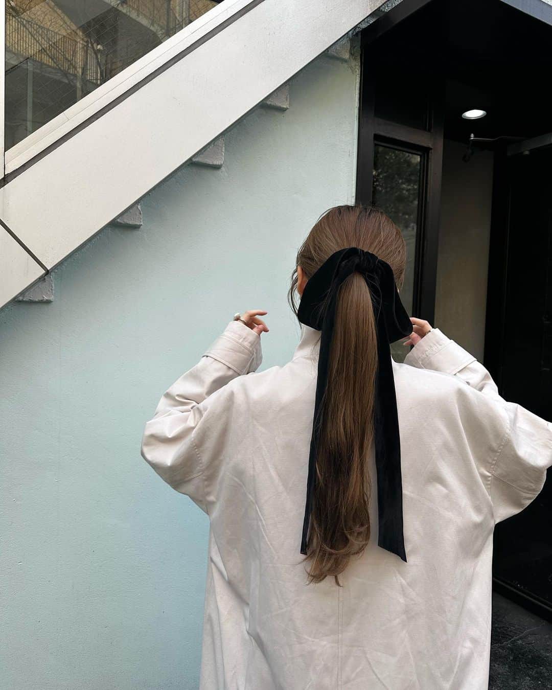 平木愛美のインスタグラム：「hair ribbon.  先日の、リボンの寄りと春なアウターはこんなかんじっ！ ロングなリボンが甘すぎず、おとな可愛いよね🪞」
