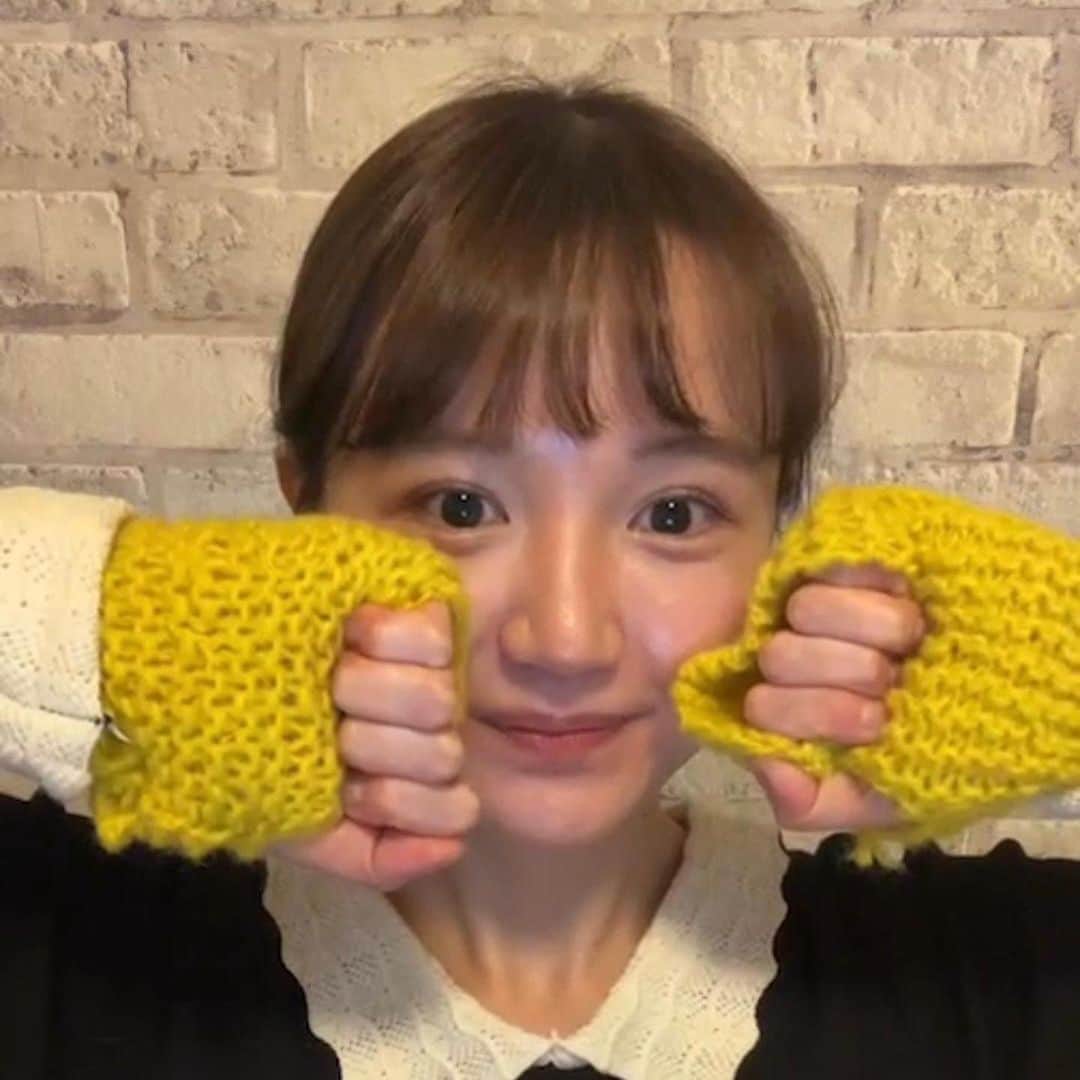 尾崎由香さんのインスタグラム写真 - (尾崎由香Instagram)「手編みの手袋出来たよ〜🧶💕  インスタライブで報告して、 沢山のスクショありがとう♪♪  次は、　じゃがいも🥔？ #手編みの手袋」3月15日 23時09分 - ozapure15