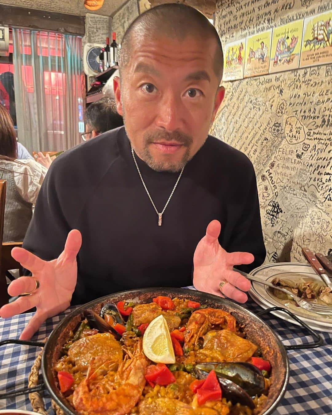 大蔵のインスタグラム：「㊗️47歳🤙🏽🤙🏽🤙🏽 皆さまいつもドモアリガット🙏🏽 ほんと幸せ者です👏🏽 . ㊗️I turned 47 on Mar 14th🤙🏽🤙🏽🤙🏽 Thank you for all of you☺️ I'm so happy👏🏽 . #47歳はもっと大人かと思ってました😁 #今年はスペイン料理でカンパイ🍻 #スペイン行ったことないけど  #そりゃ行ってみたい🇪🇸 #パエリアとライスコロッケ #誰がコロッケ顔やねん👋🏽 #パエリアをケーキみたいにすな👋🏽 #とにかくパエリア食べたかったんよ美味すぎました😋 #まだまだワクワク青春しながら #皆さまに恩返ししながら #ランニングもしながら #筋トレもしながら #音楽道精進します😌 #3月生まれカナリオメデット🎂 #40代進化系で丈夫な身体をドモアリガット #47歳ハゲを引き続きドゾヨロシック🙇🏽‍♂️ #さいたまベルーナドームもドゾヨロシック🤙🏽」