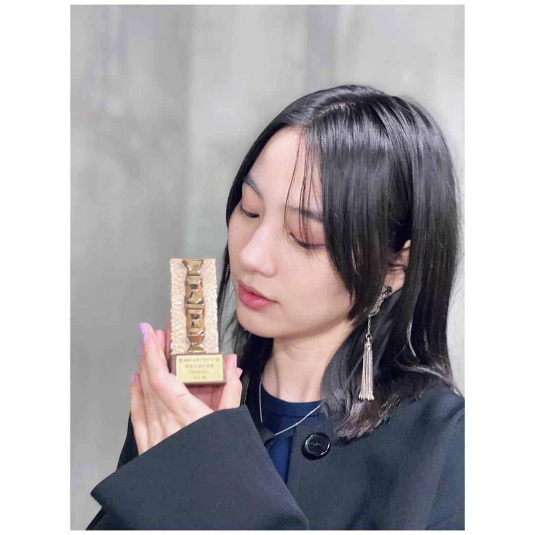 のん（能年玲奈）さんのインスタグラム写真 - (のん（能年玲奈）Instagram)「ホワイトデーに、おめでとうのパーティーを開いてもらいました。 #日本アカデミー賞 優秀主演女優賞のトロフィーを持って記念撮影。」3月15日 23時11分 - non_kamo_ne