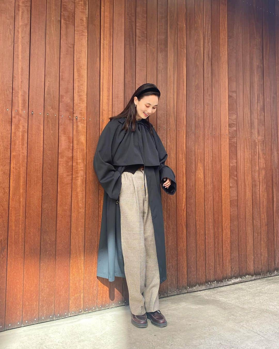 秦まり子さんのインスタグラム写真 - (秦まり子Instagram)「今日の私服♥︎ 沈丁花がそこかしこに咲いていて、春の匂い。この時季が大好き☺️🌼  #春服 #春服コーデ #トレンチコート #沈丁花 #沈丁花の香りが好き」3月15日 17時41分 - marikohata_