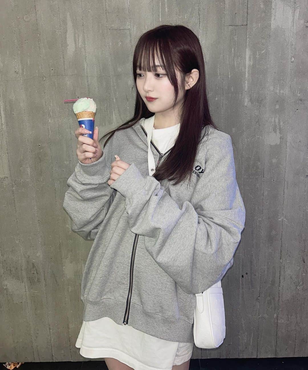 ねこあれのインスタグラム：「ﾎﾞｻﾎﾞｻ  ．  ． #地雷女  #ピープス女子   #地雷メイク  #派手髪  #ストリート系女子  #アイドル  #韓国ファッション  #地下アイドル  #インナーカラー #ジャージ  #量産型ヲタク  #白髪  #自撮り女子 #ピンク髪 #自撮り界隈 #前髪インナーカラー   #青コン   #パーカー   #ポケモン  #量産ネイル   #メガネ女子   #地雷ネイル   #サブカル女子   #カラコン  #セミロング」