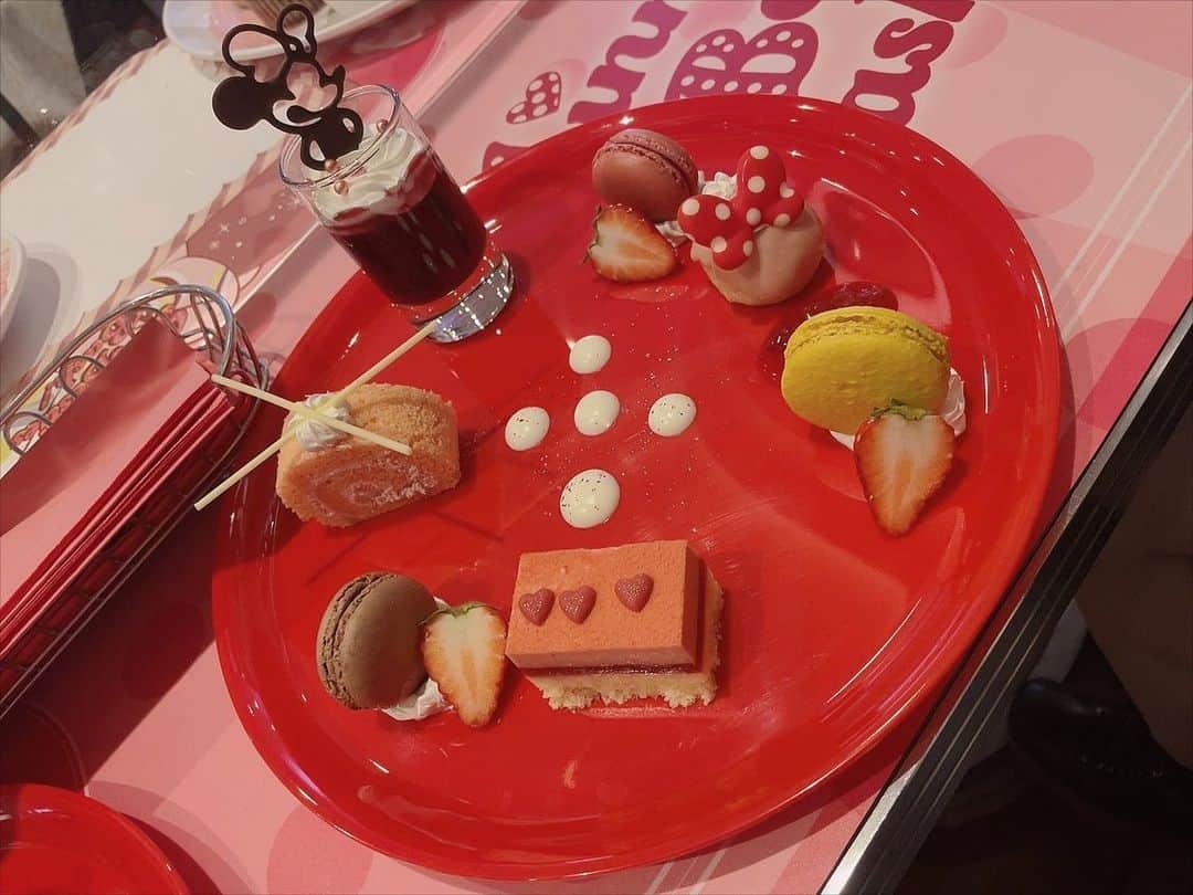 永野いち夏さんのインスタグラム写真 - (永野いち夏Instagram)「ミニーちゃんのイベントに行ってきましたあ🐭🎀✨  ミニーちゃんセット🧚‍♂️ ステーキソースがキラキラしてたり、ピンクだったり、ハートが沢山だったり、女の子の好きが沢山詰まってたメニューだったよ🥰  こんなにピンクに囲まれるのはこの時くらいだろう、、🎀💕💓💗」3月15日 17時43分 - nagano_ichika