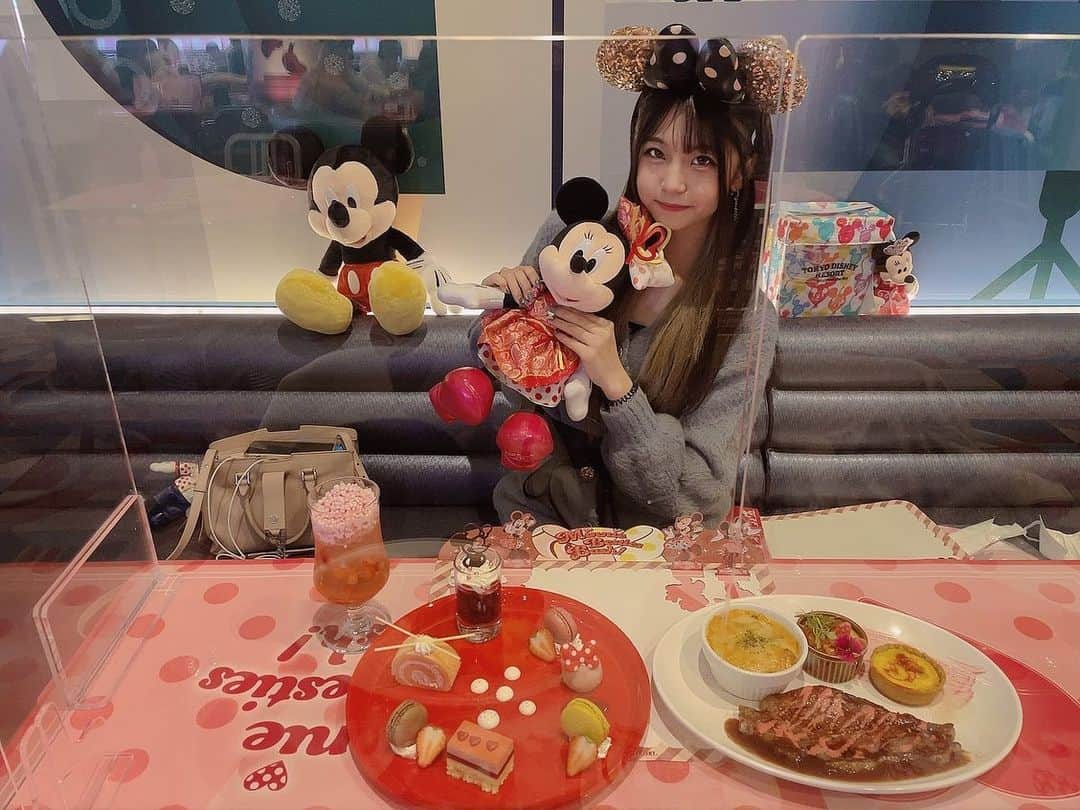 永野いち夏のインスタグラム：「ミニーちゃんのイベントに行ってきましたあ🐭🎀✨  ミニーちゃんセット🧚‍♂️ ステーキソースがキラキラしてたり、ピンクだったり、ハートが沢山だったり、女の子の好きが沢山詰まってたメニューだったよ🥰  こんなにピンクに囲まれるのはこの時くらいだろう、、🎀💕💓💗」