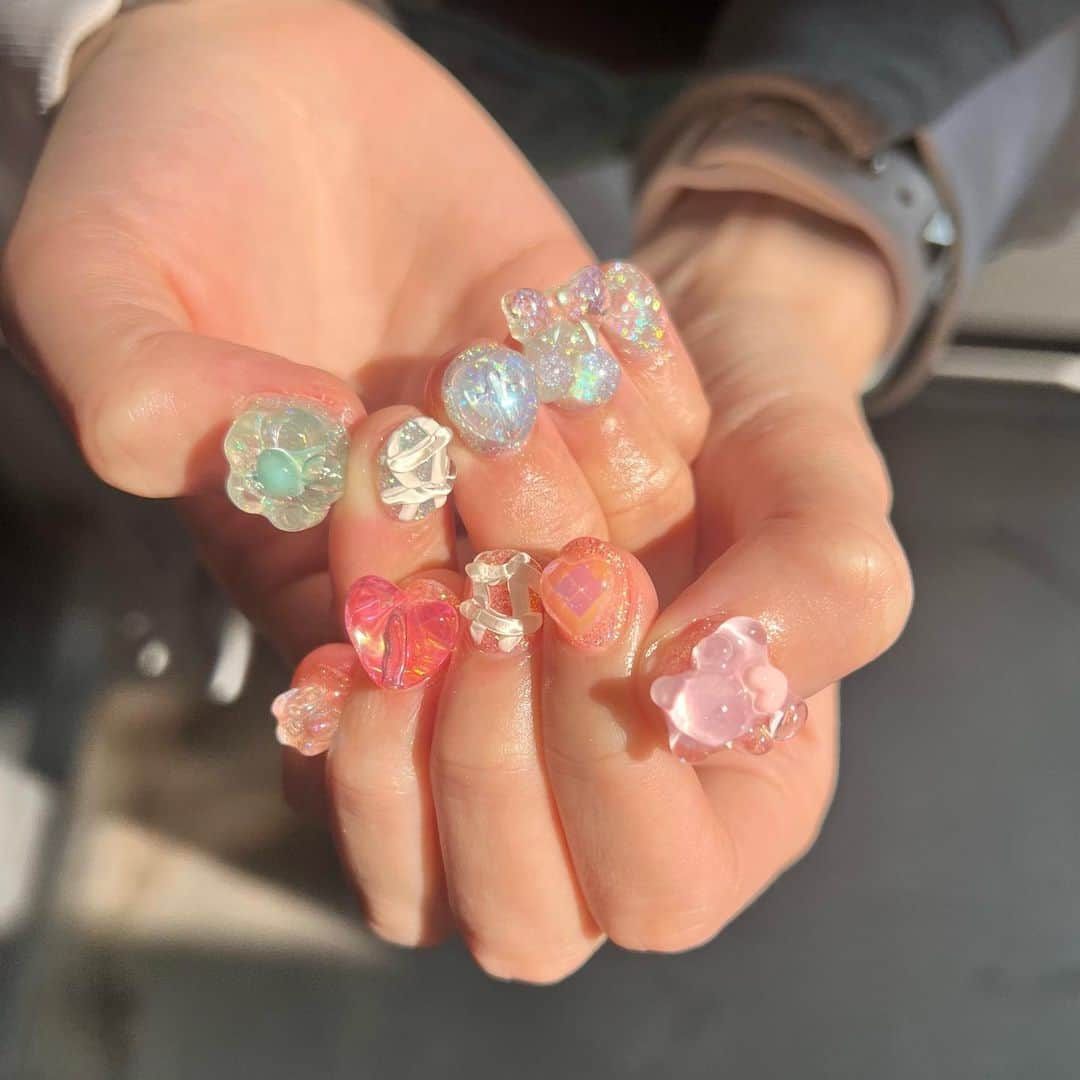 寺坂ユミのインスタグラム：「new💗  キラキラにデカパーツ好きすぎる🥹🥹✨  #ネイル#ネイルデザイン」