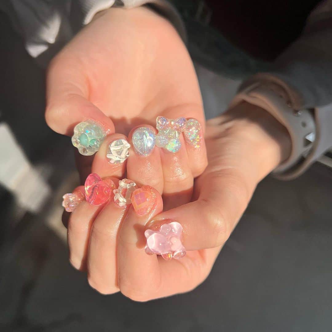 寺坂ユミさんのインスタグラム写真 - (寺坂ユミInstagram)「new💗  キラキラにデカパーツ好きすぎる🥹🥹✨  #ネイル#ネイルデザイン」3月15日 17時45分 - 129ym